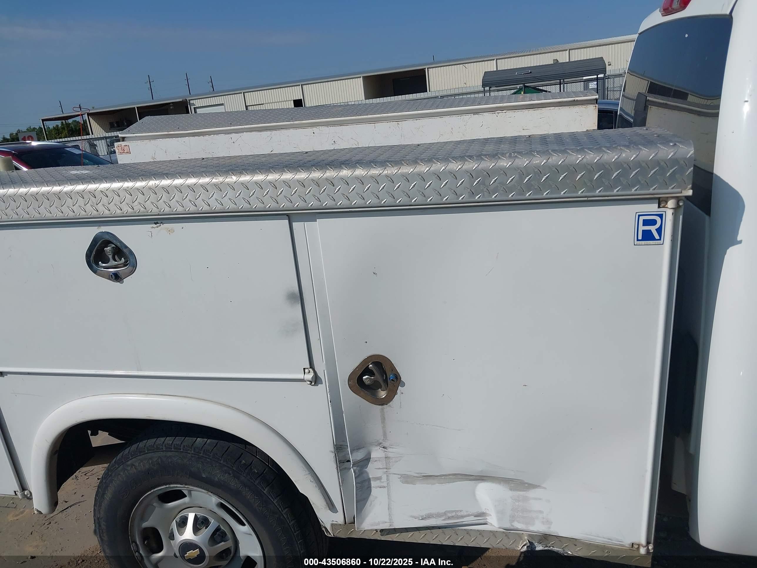 CHEVROLET SILVERADO image 8