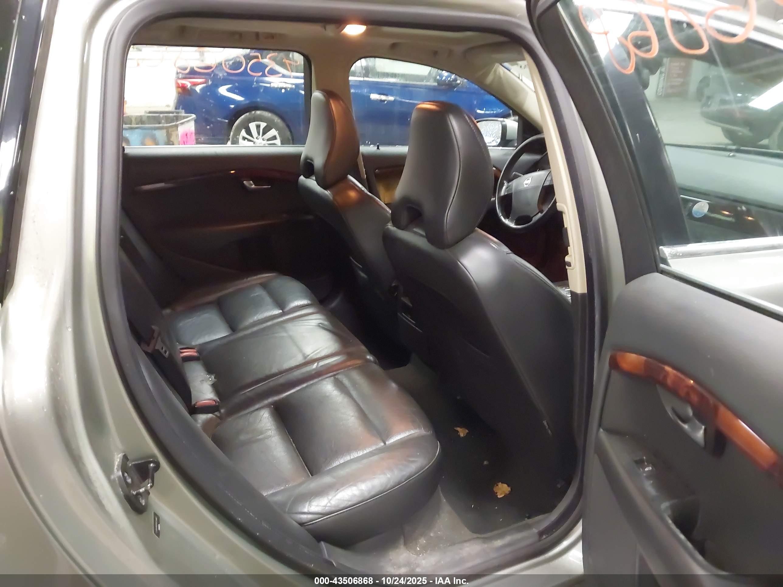 VOLVO V70 image 8