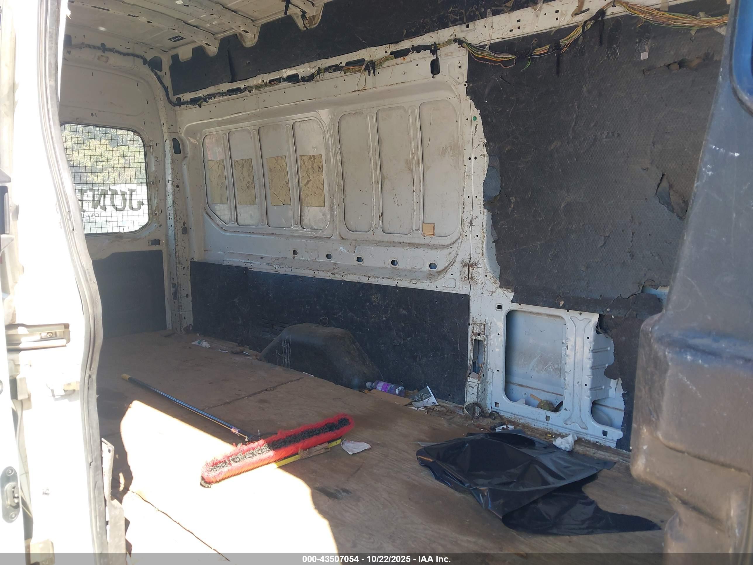 FORD TRANSIT-250 image 8