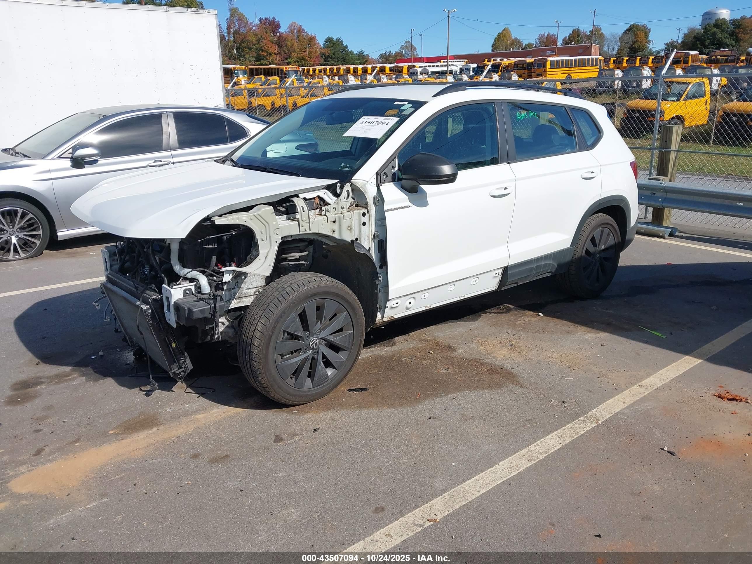 VOLKSWAGEN TAOS image 2