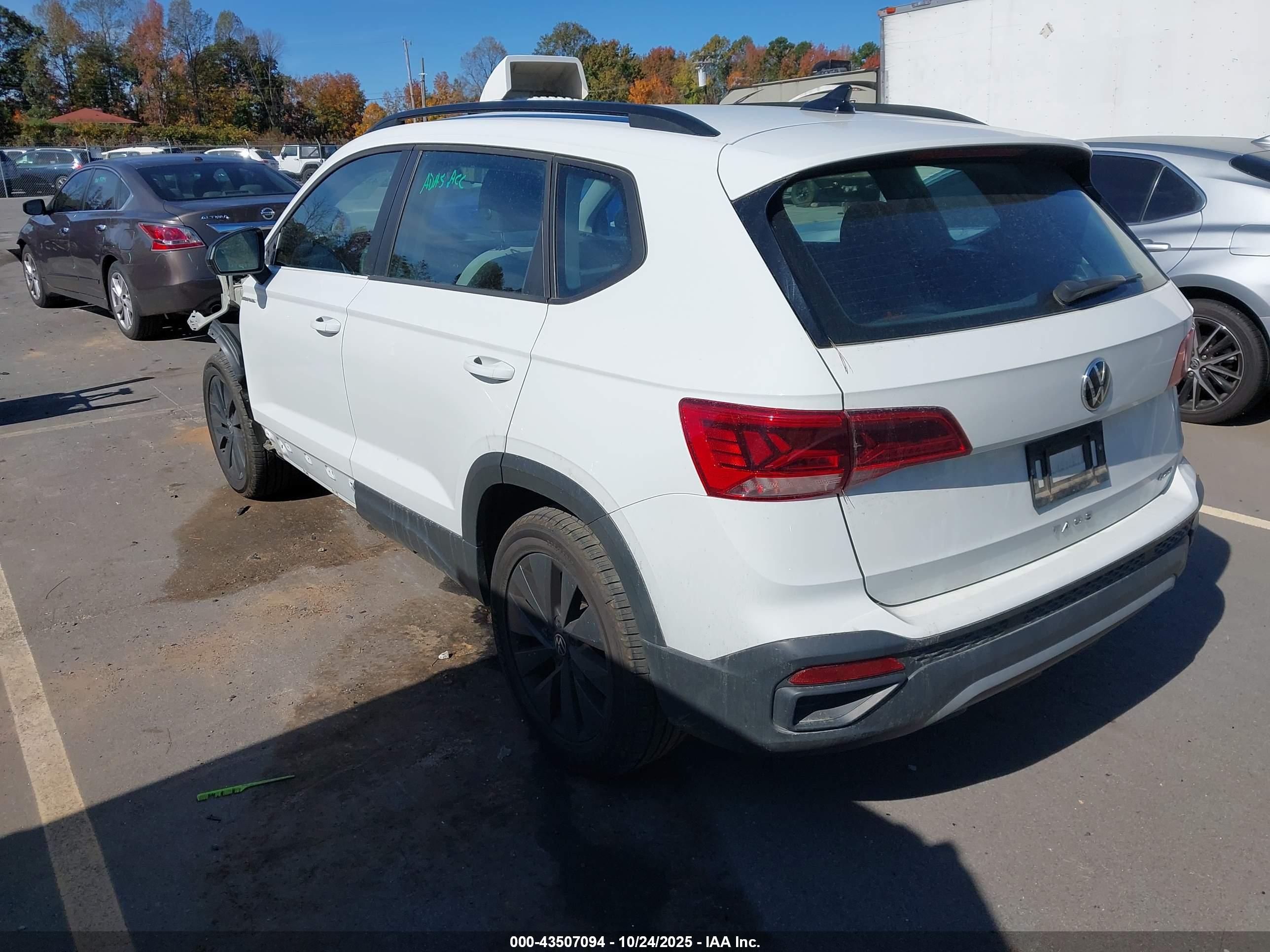 VOLKSWAGEN TAOS image 3