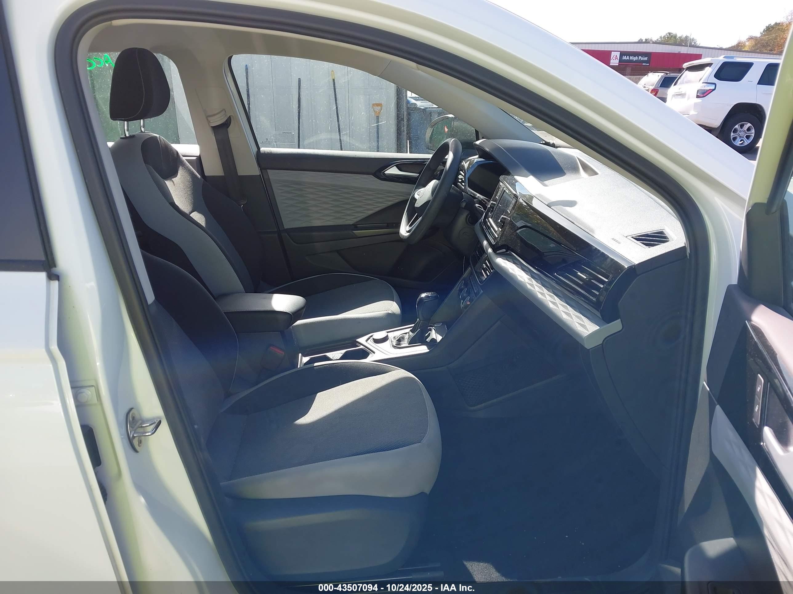 VOLKSWAGEN TAOS image 5