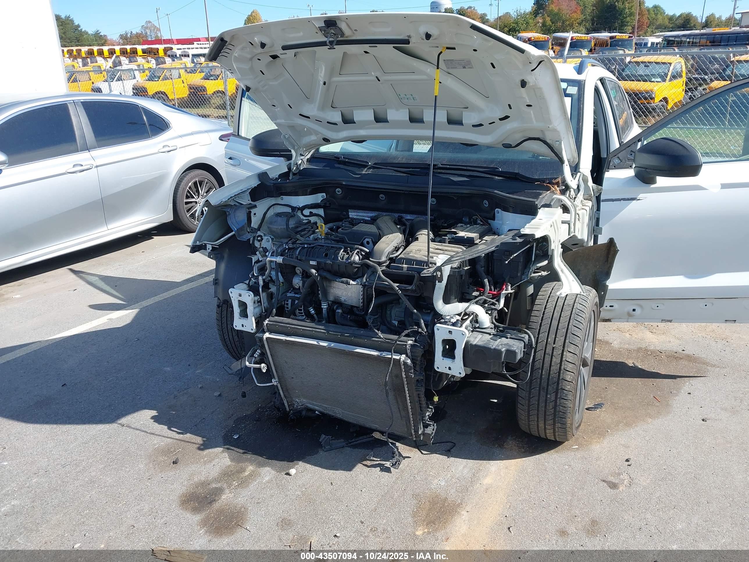 VOLKSWAGEN TAOS image 6