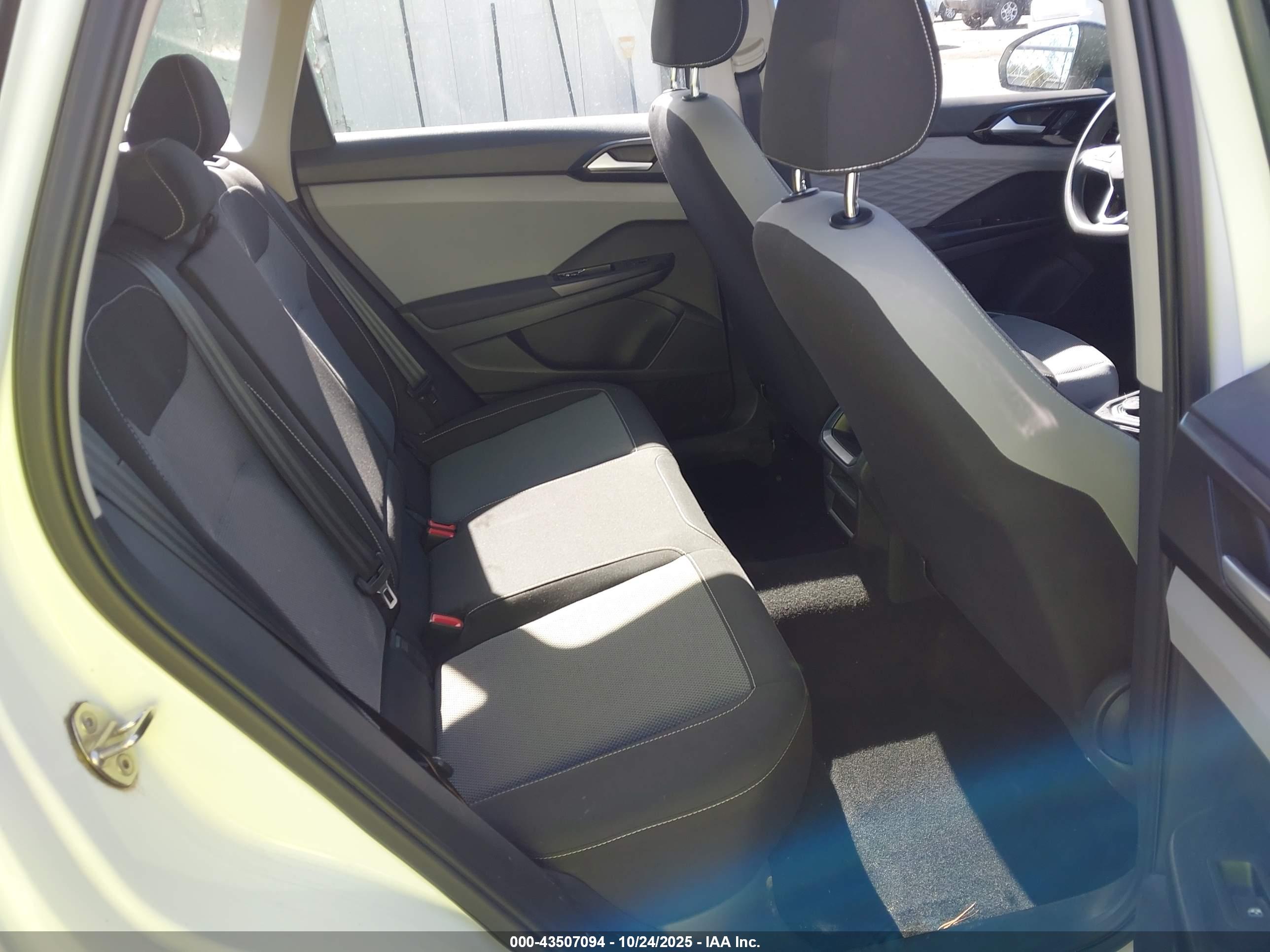 VOLKSWAGEN TAOS image 8