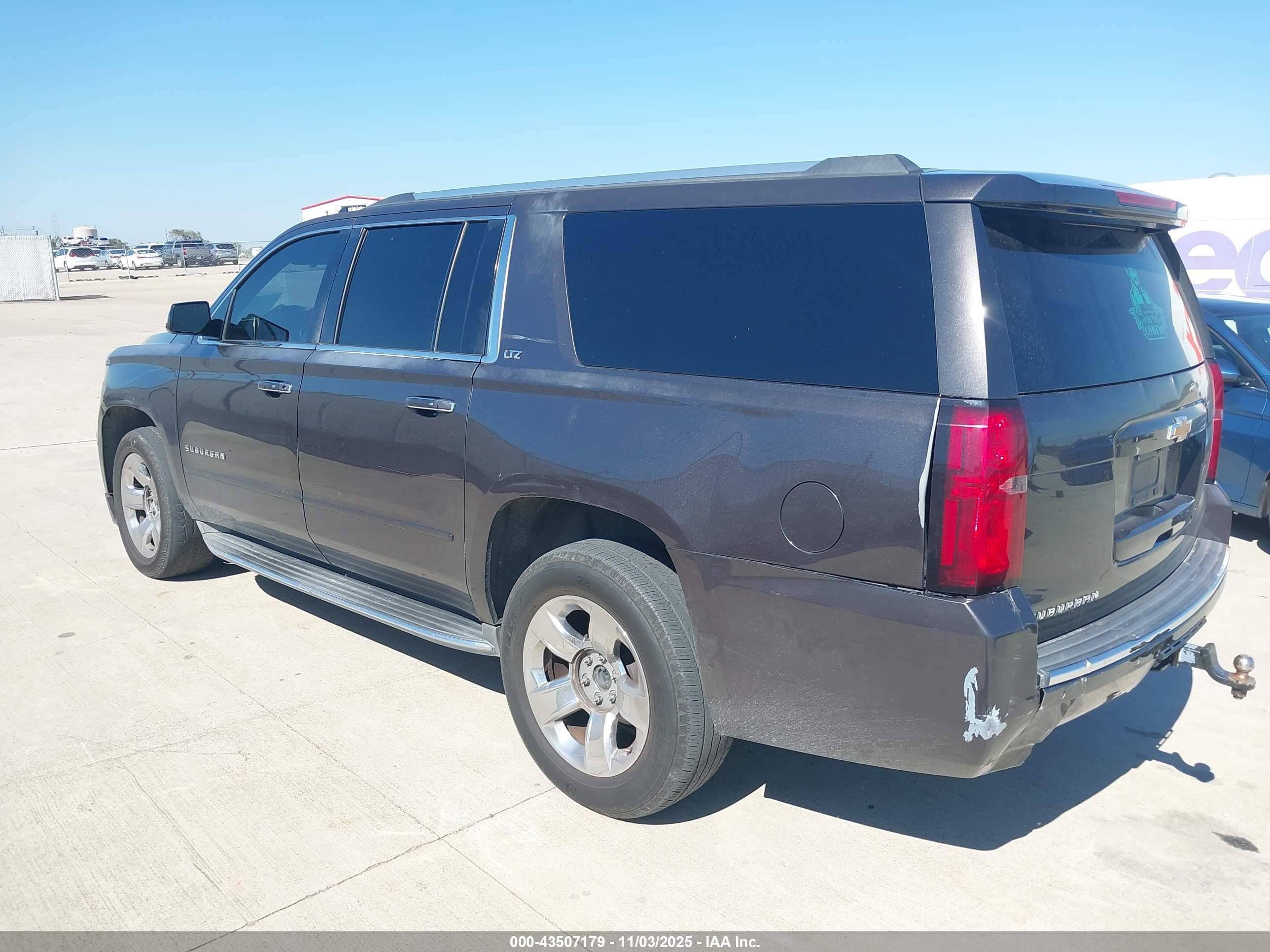 CHEVROLET SUBURBAN image 3