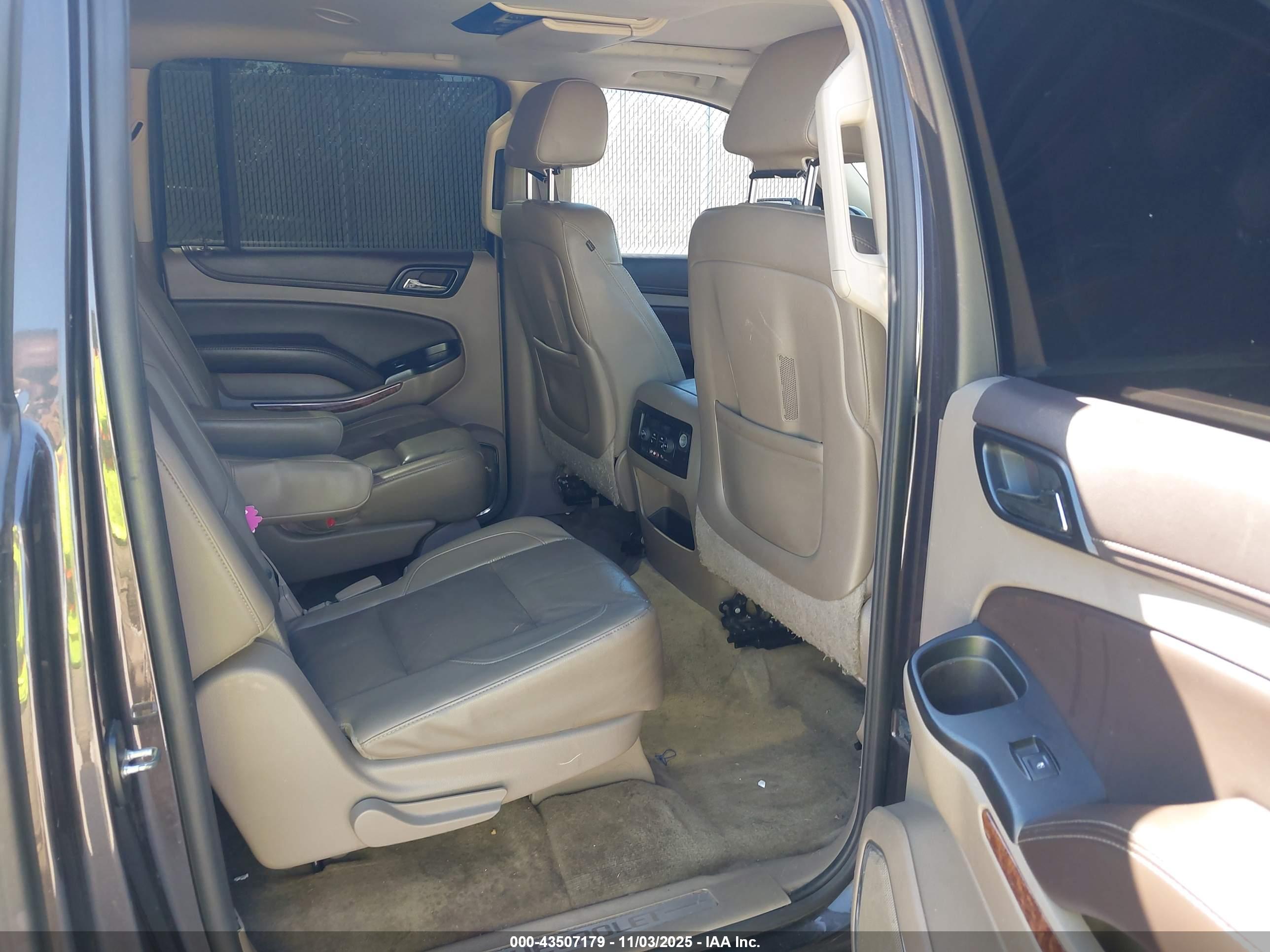 CHEVROLET SUBURBAN image 8