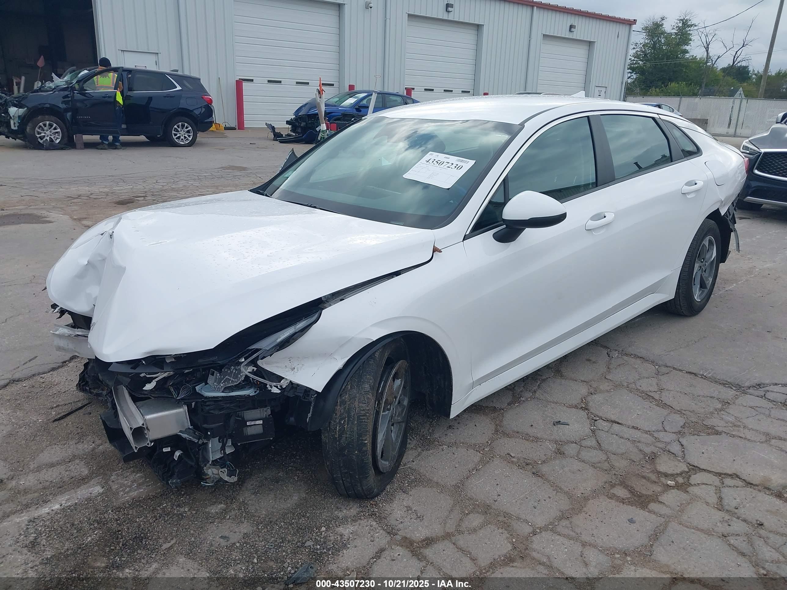 KIA K5 image 2
