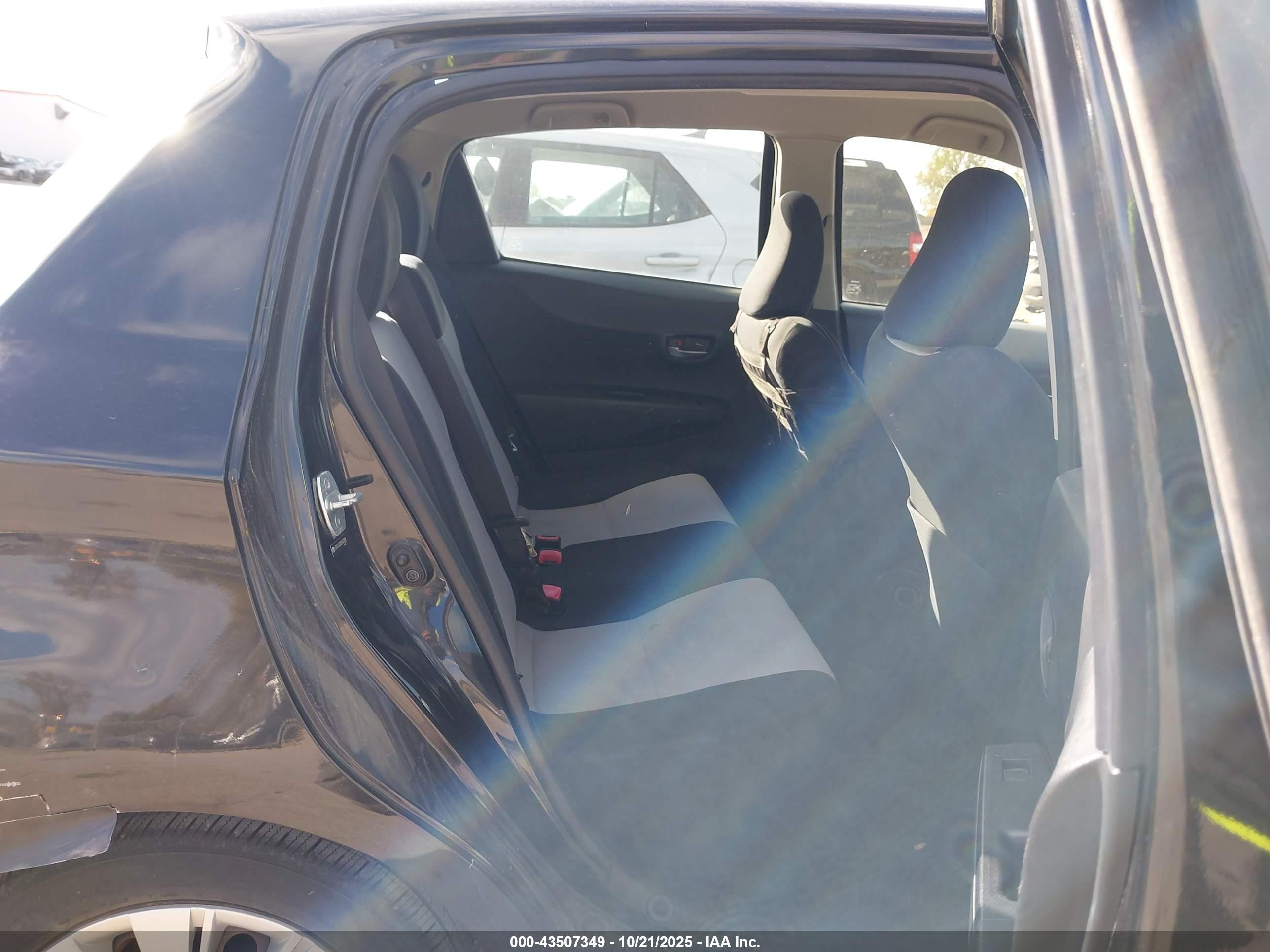 TOYOTA YARIS image 8