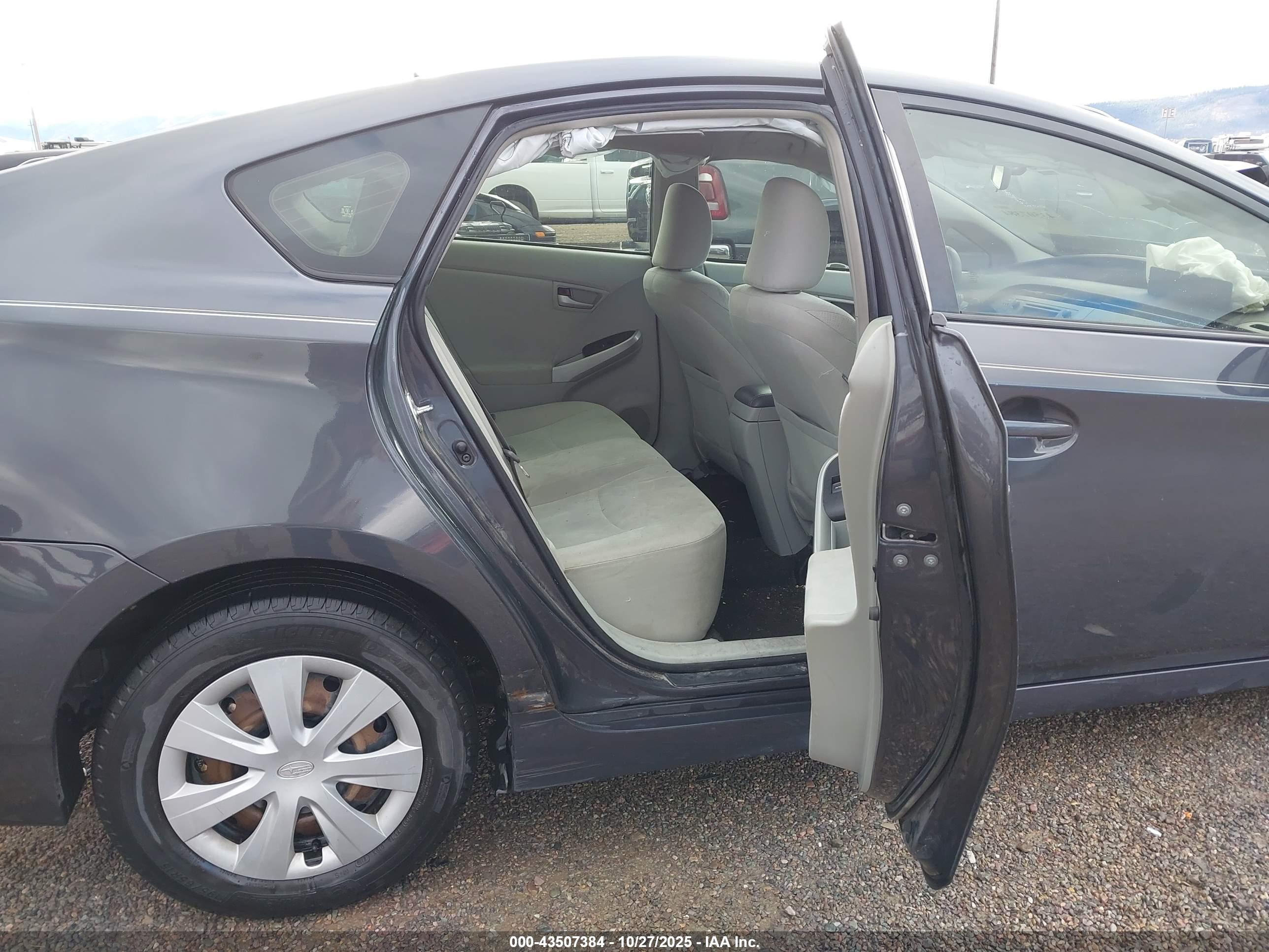 TOYOTA PRIUS image 8