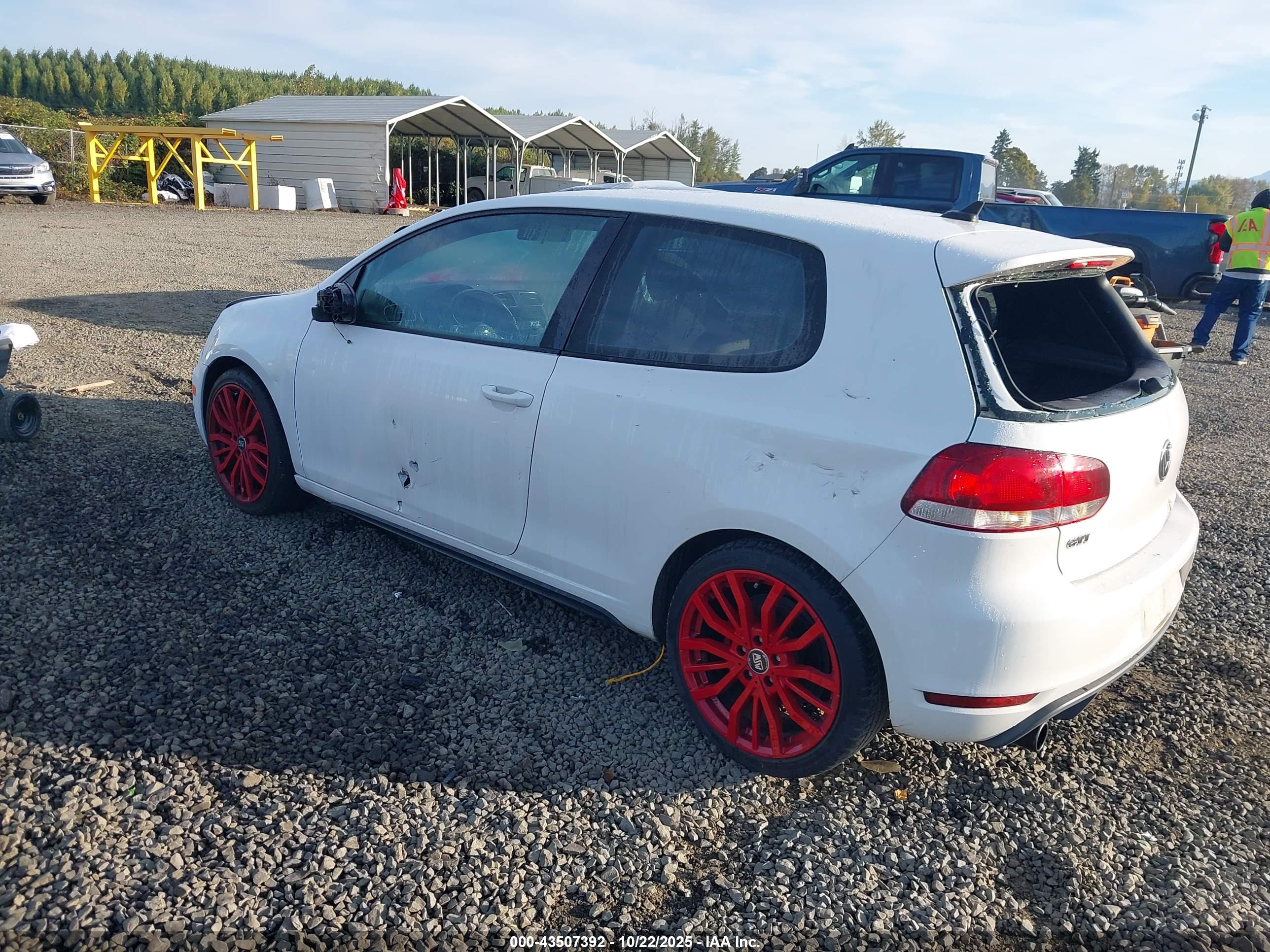 VOLKSWAGEN GTI image 3