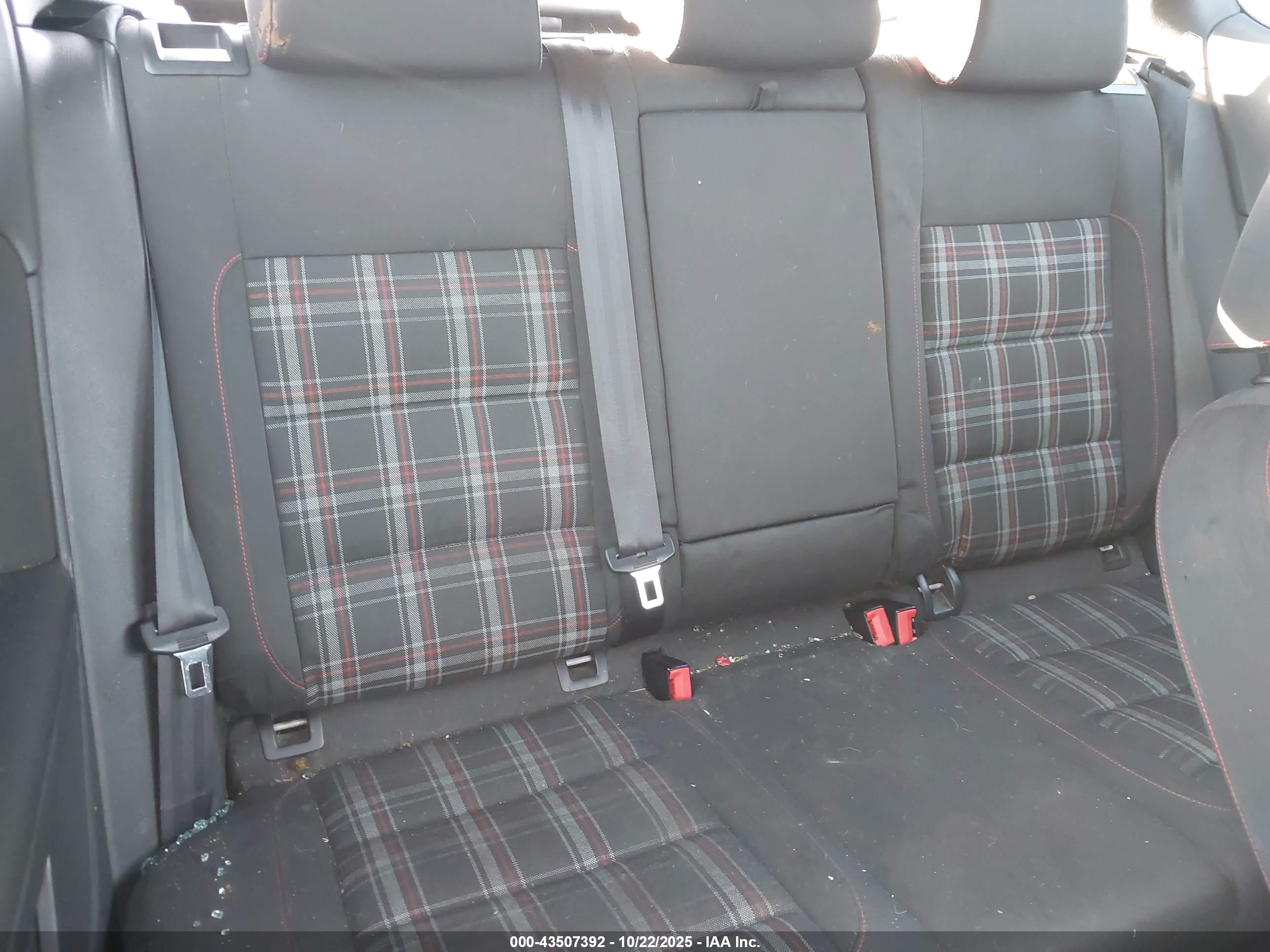 VOLKSWAGEN GTI image 8