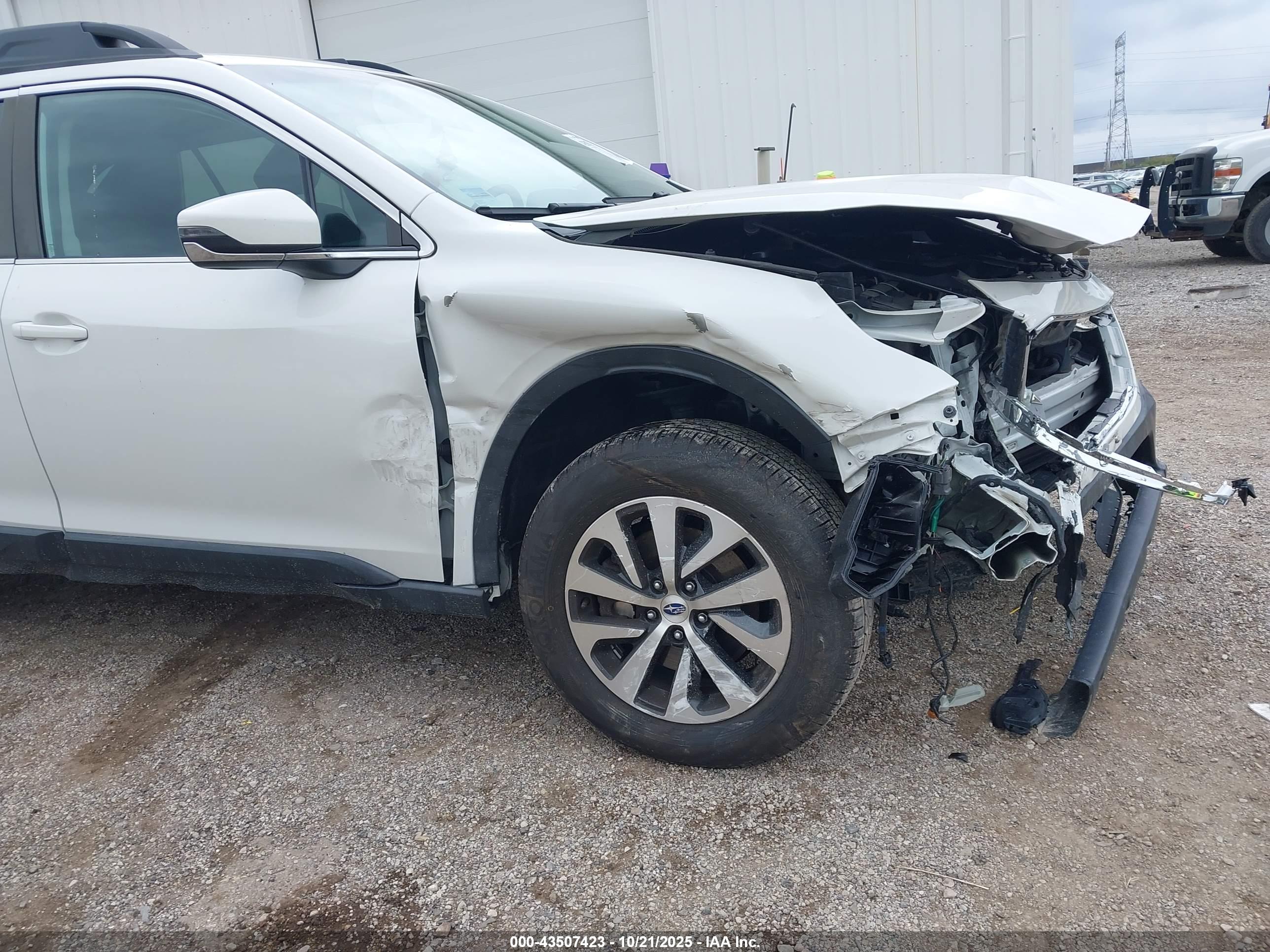 SUBARU OUTBACK image 6