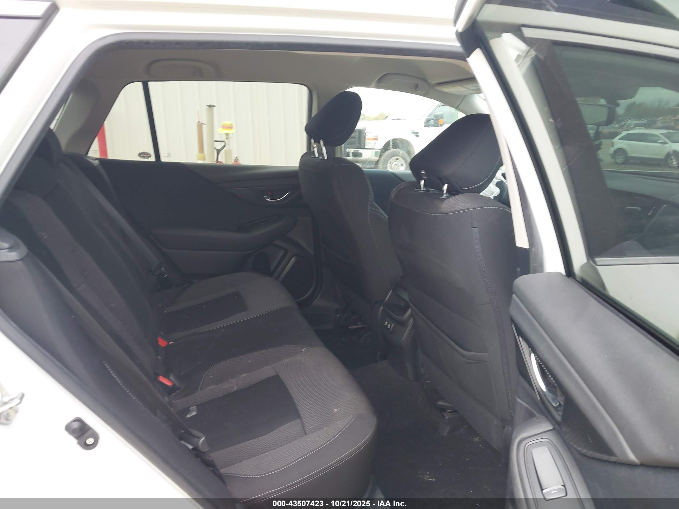 SUBARU OUTBACK image 8