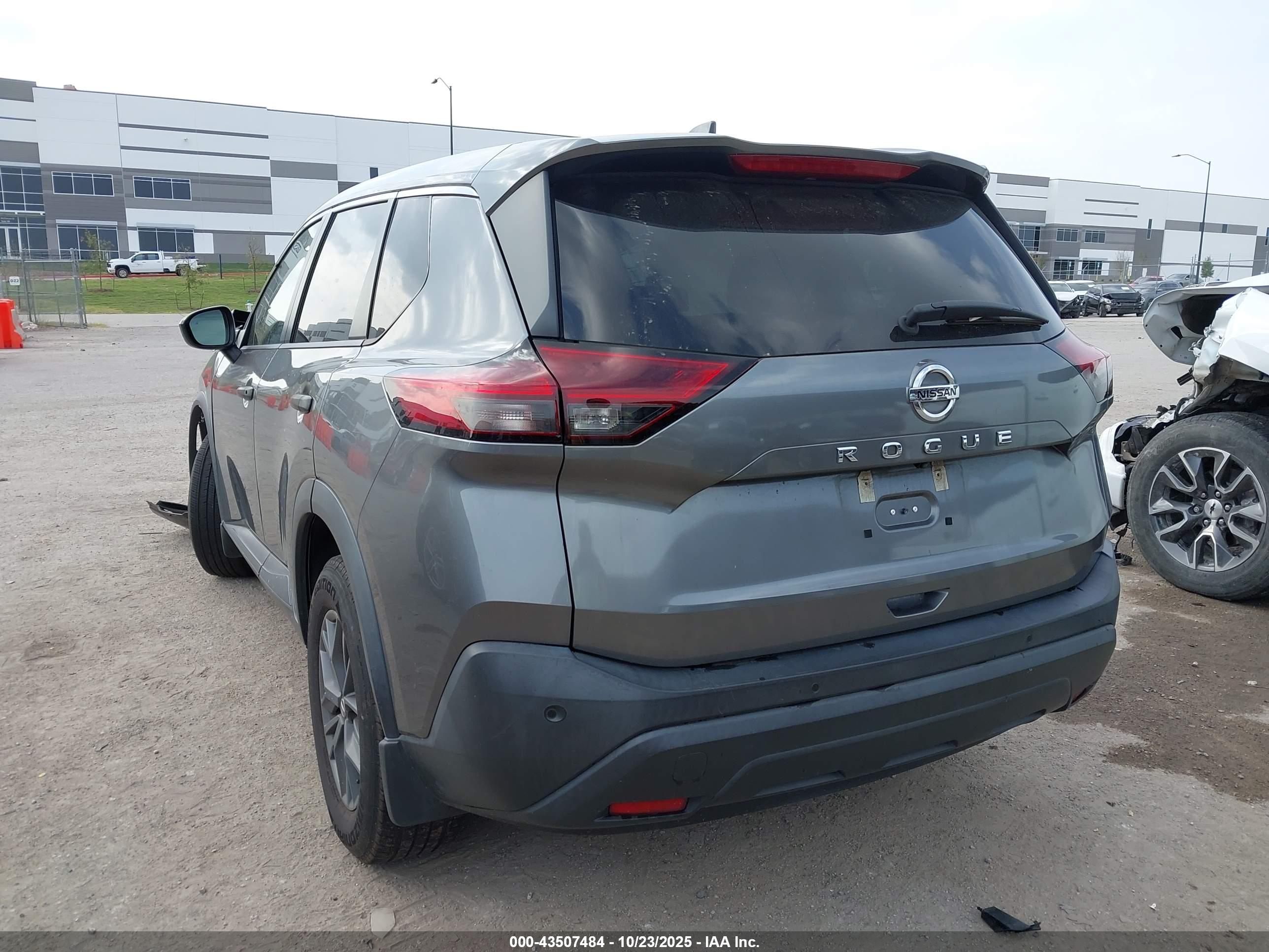 NISSAN ROGUE image 3