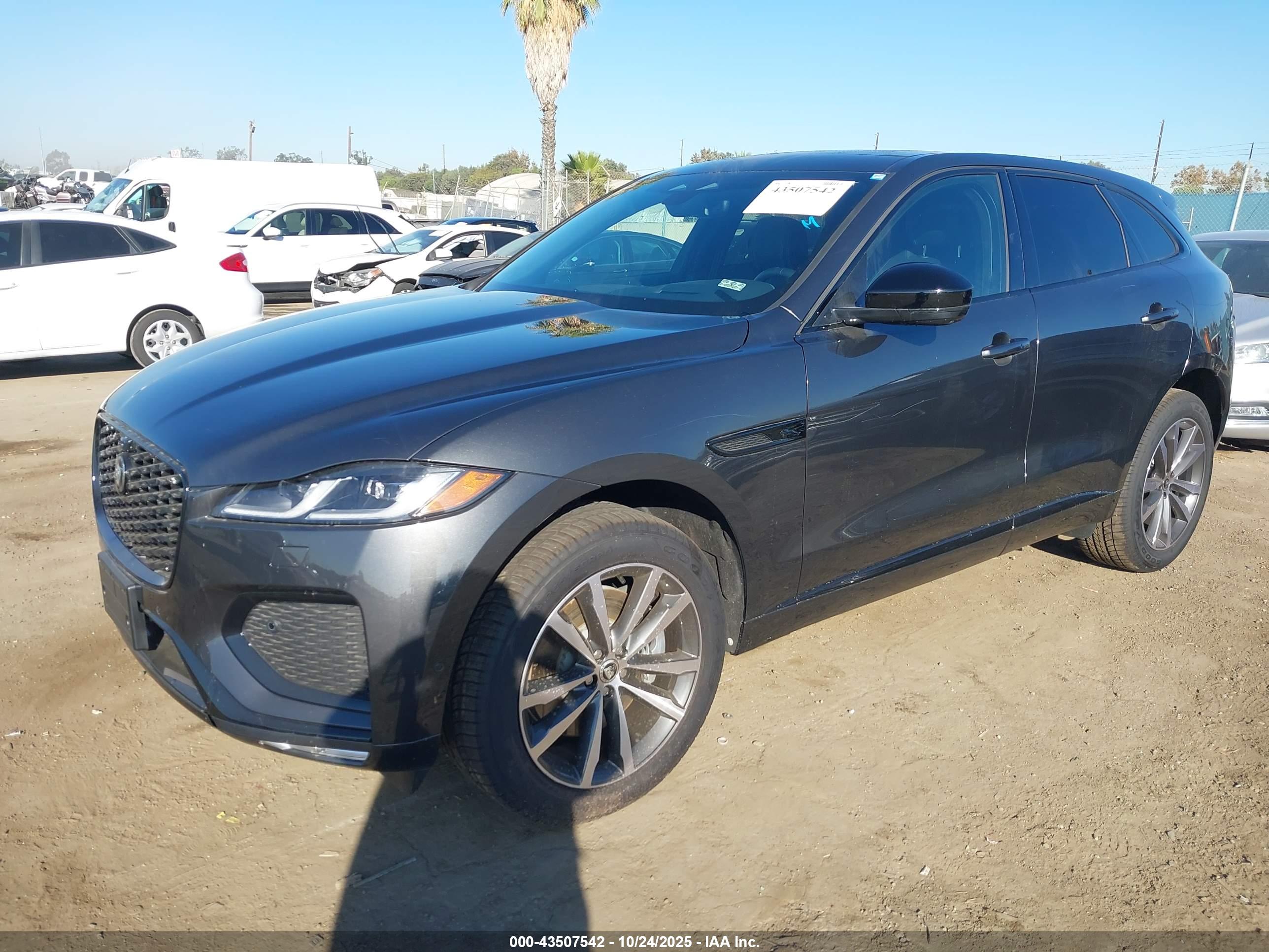 JAGUAR F-PACE image 2