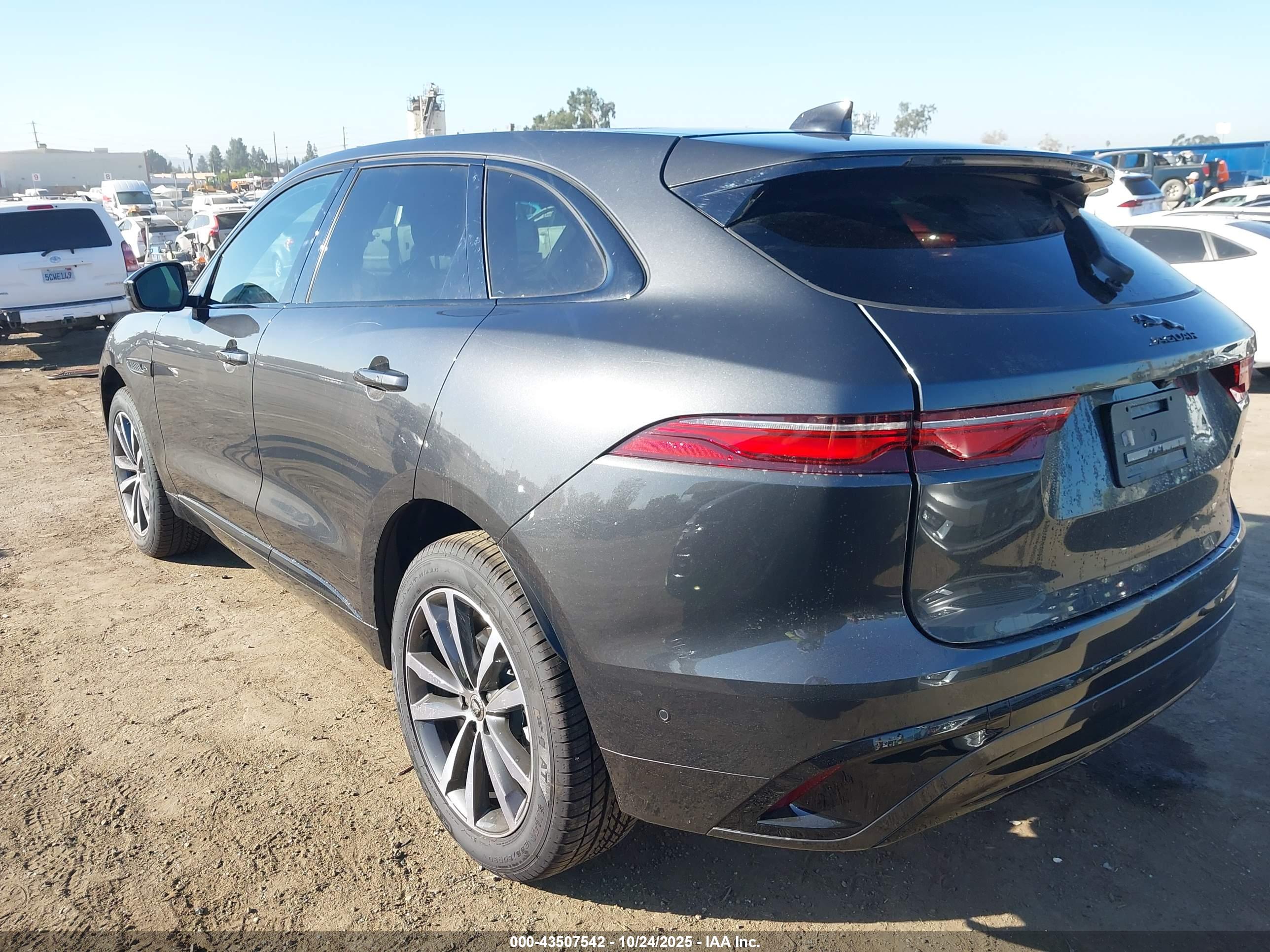 JAGUAR F-PACE image 3