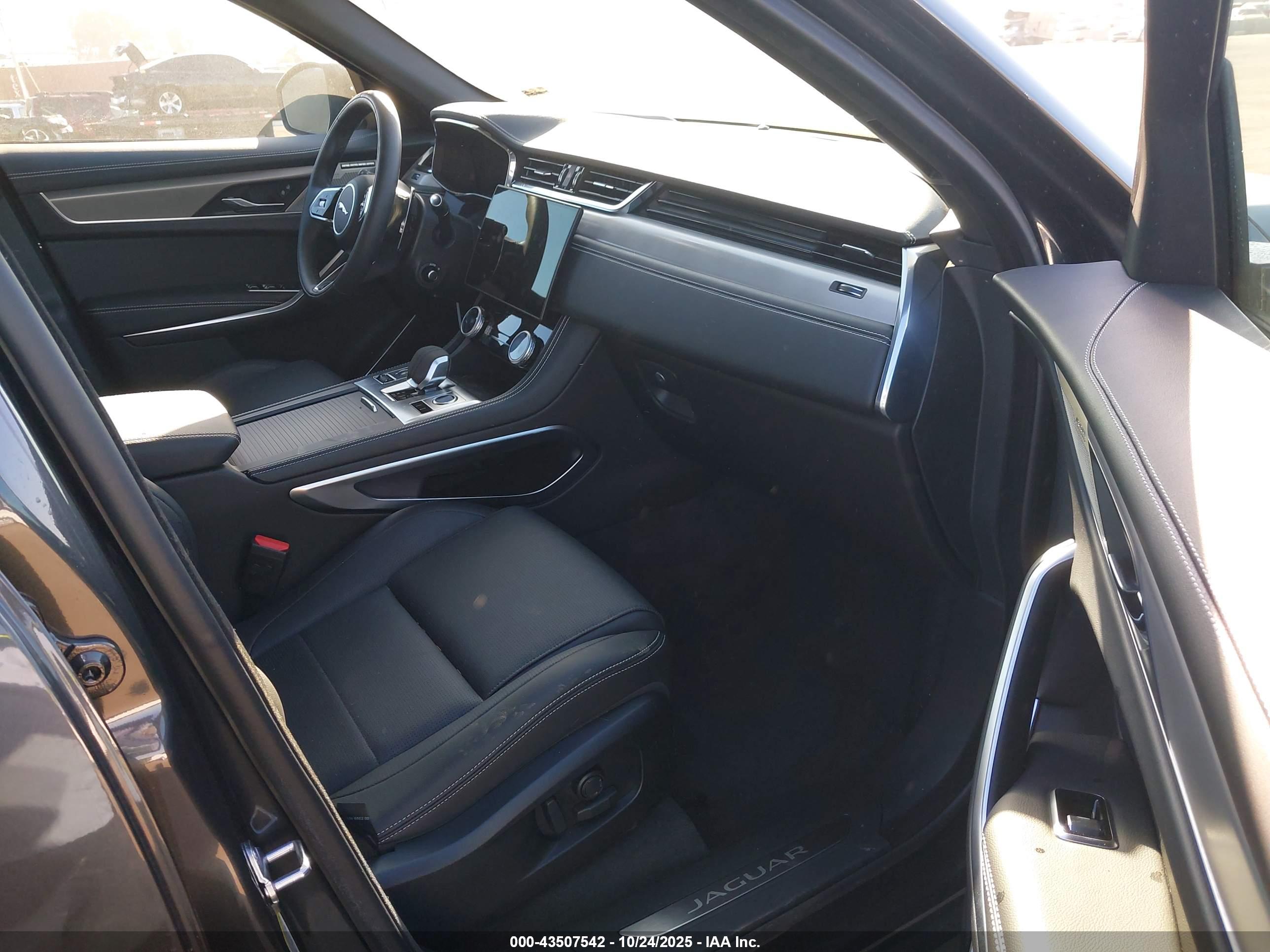 JAGUAR F-PACE image 5