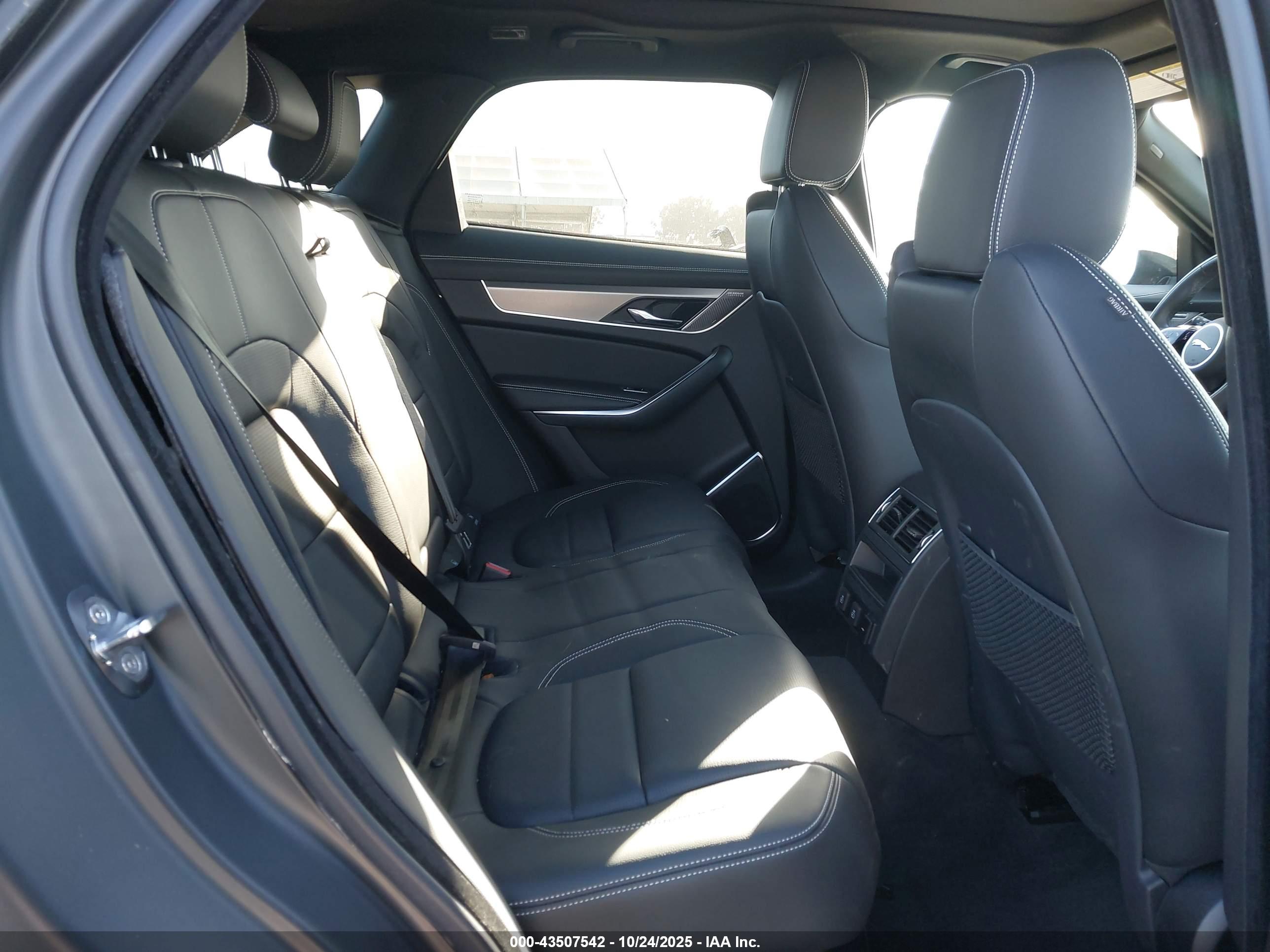 JAGUAR F-PACE image 8