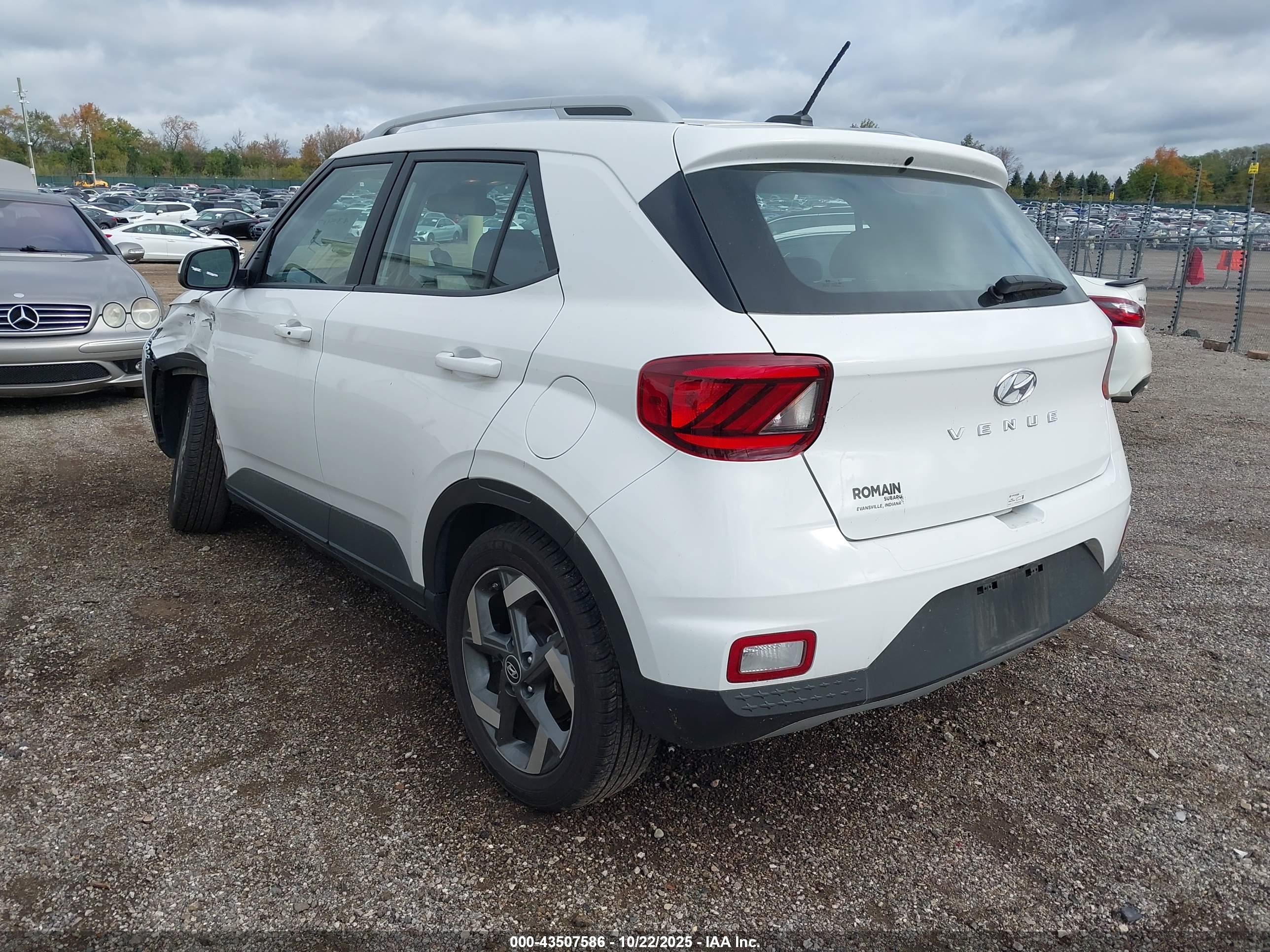 HYUNDAI VENUE image 3