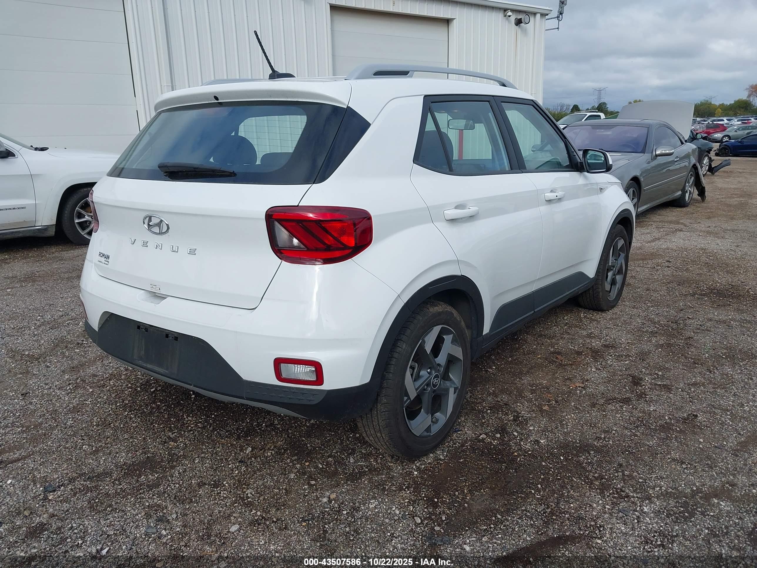 HYUNDAI VENUE image 4