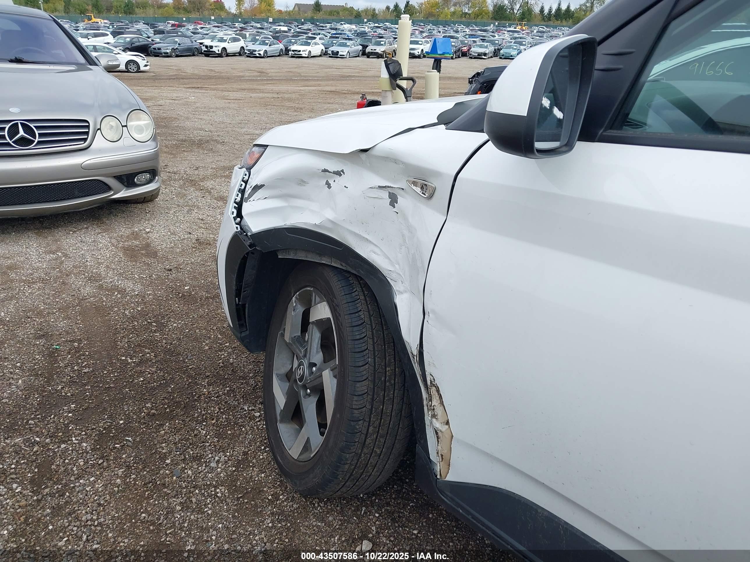 HYUNDAI VENUE image 6