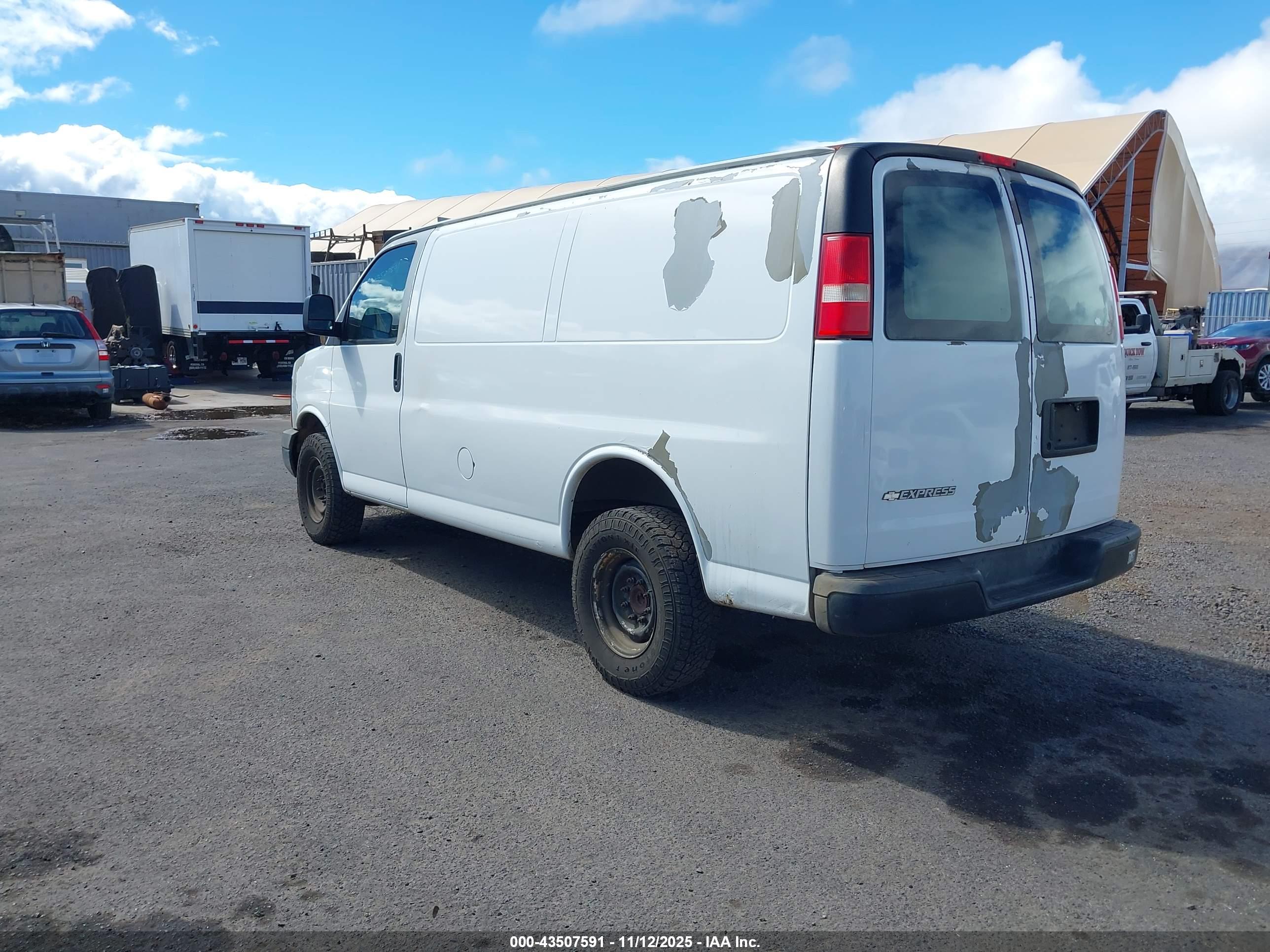 CHEVROLET EXPRESS image 3