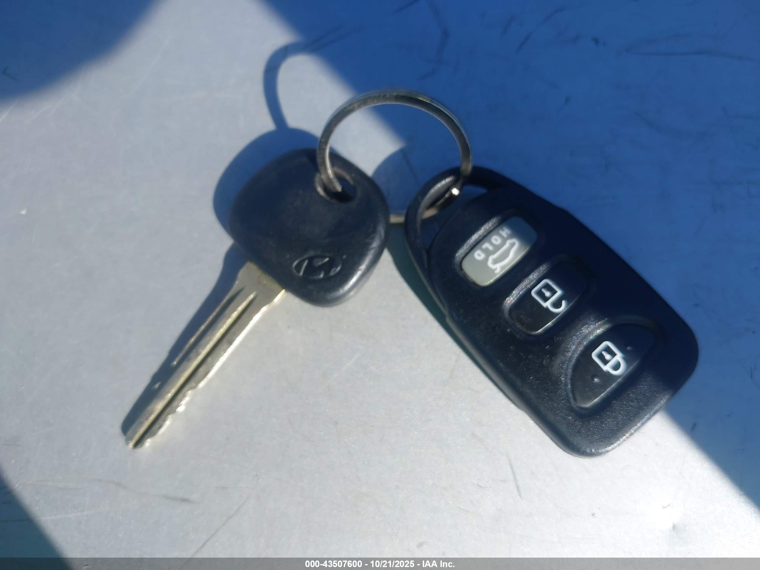 HYUNDAI ELANTRA image 11