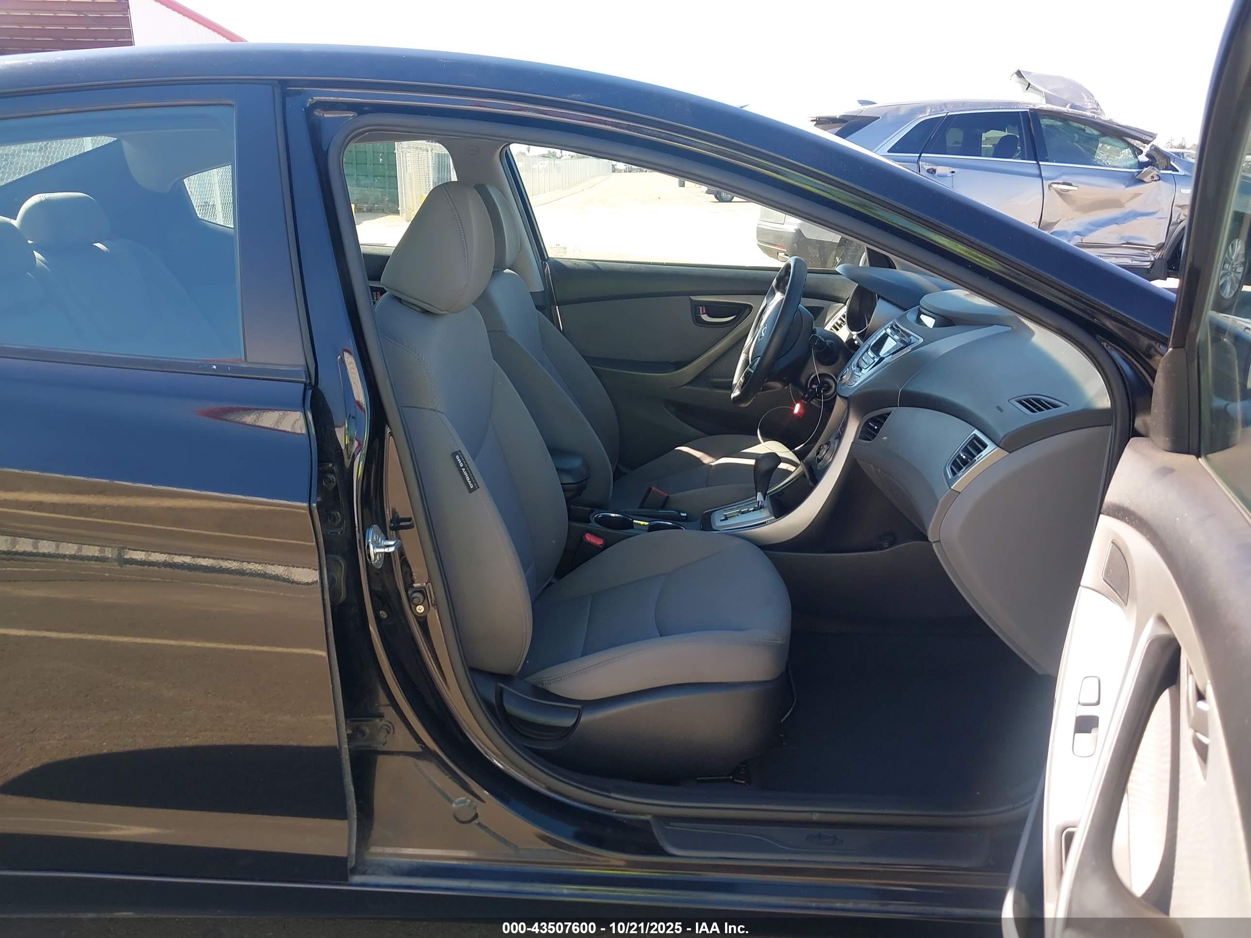 HYUNDAI ELANTRA image 5