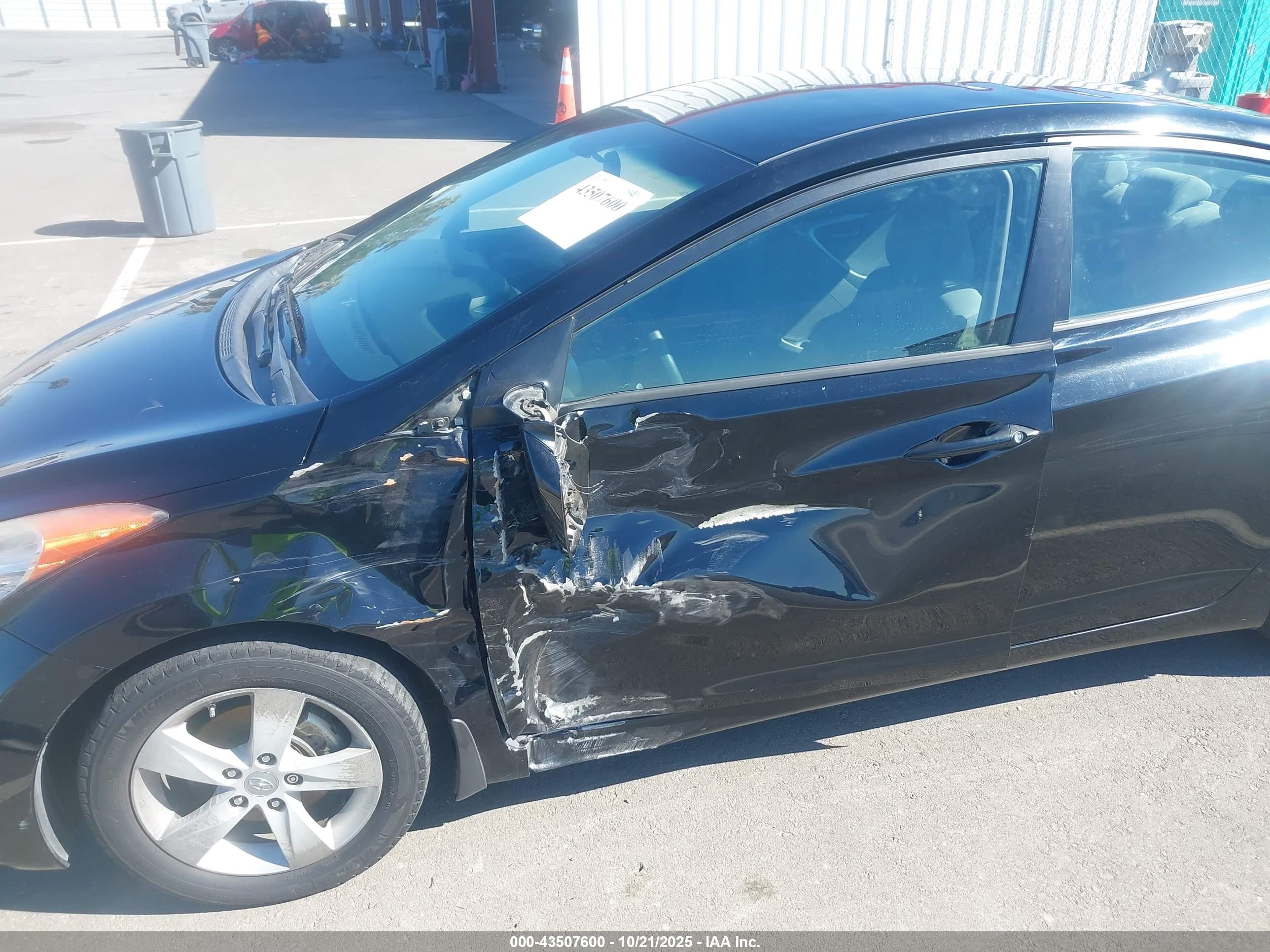HYUNDAI ELANTRA image 6