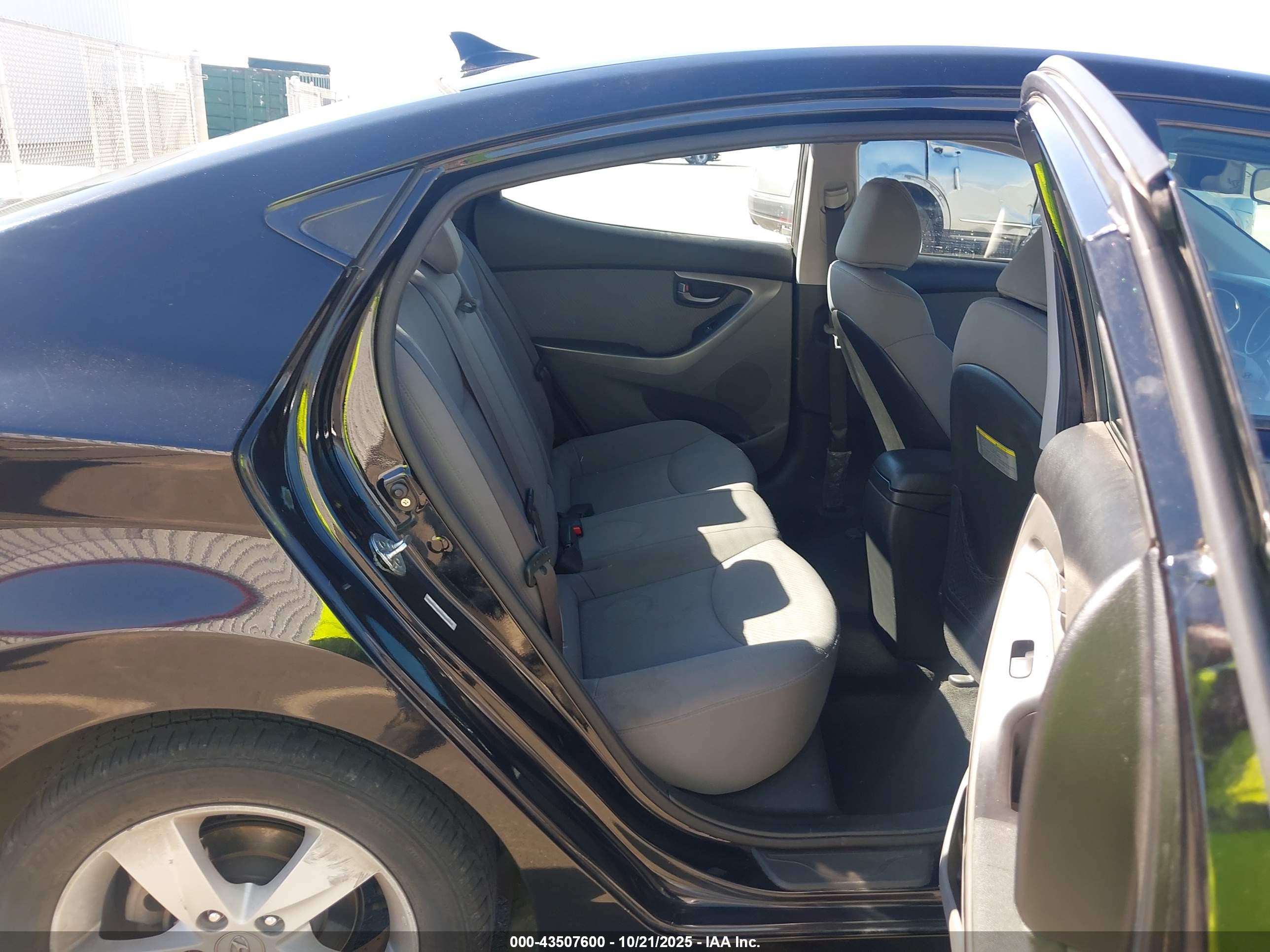 HYUNDAI ELANTRA image 8