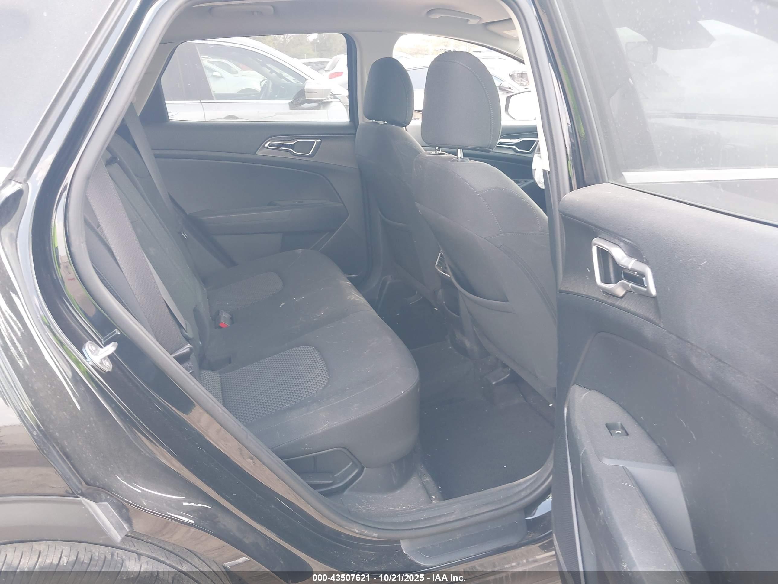 KIA SPORTAGE image 8