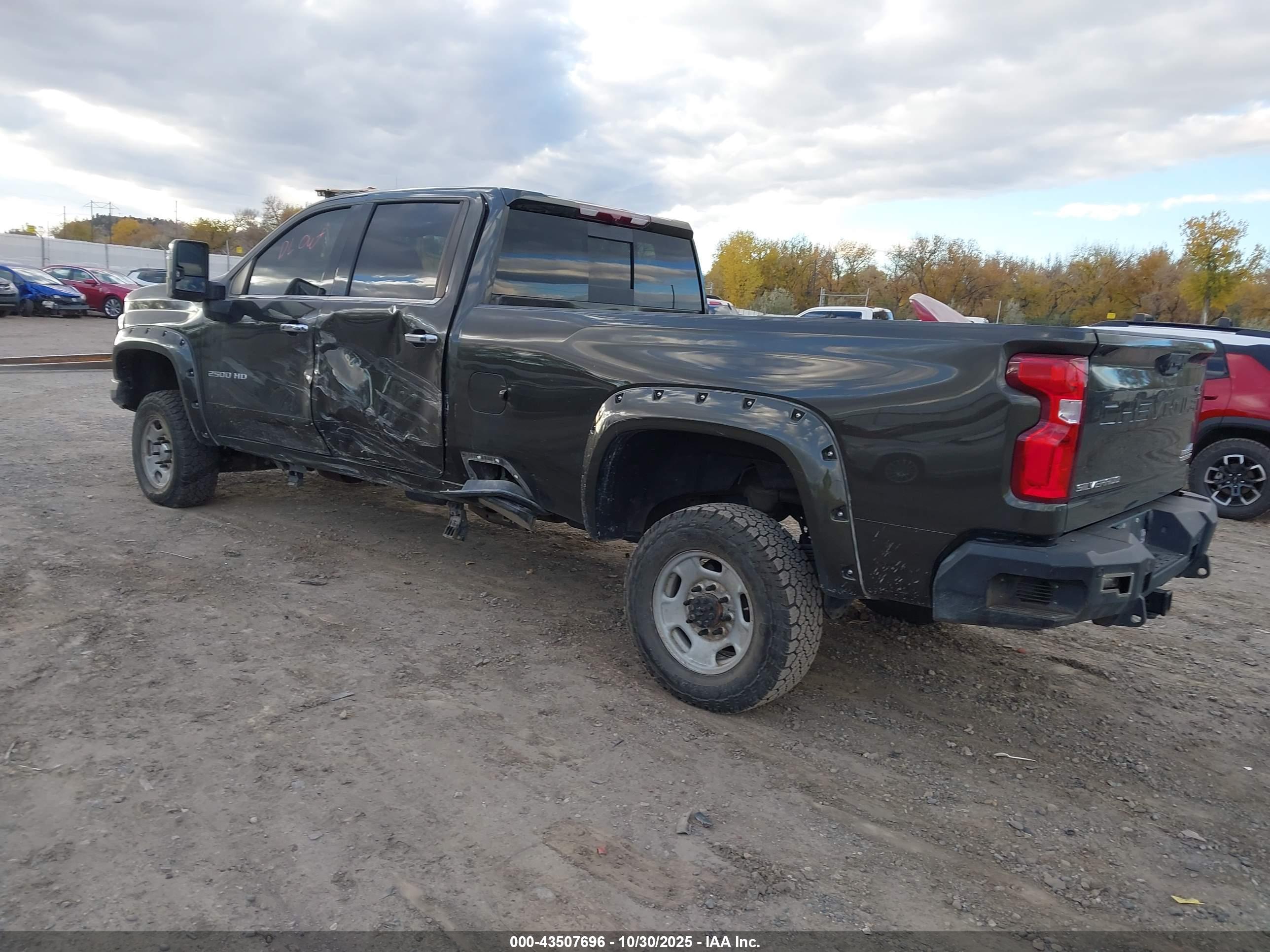 CHEVROLET SILVERADO image 3