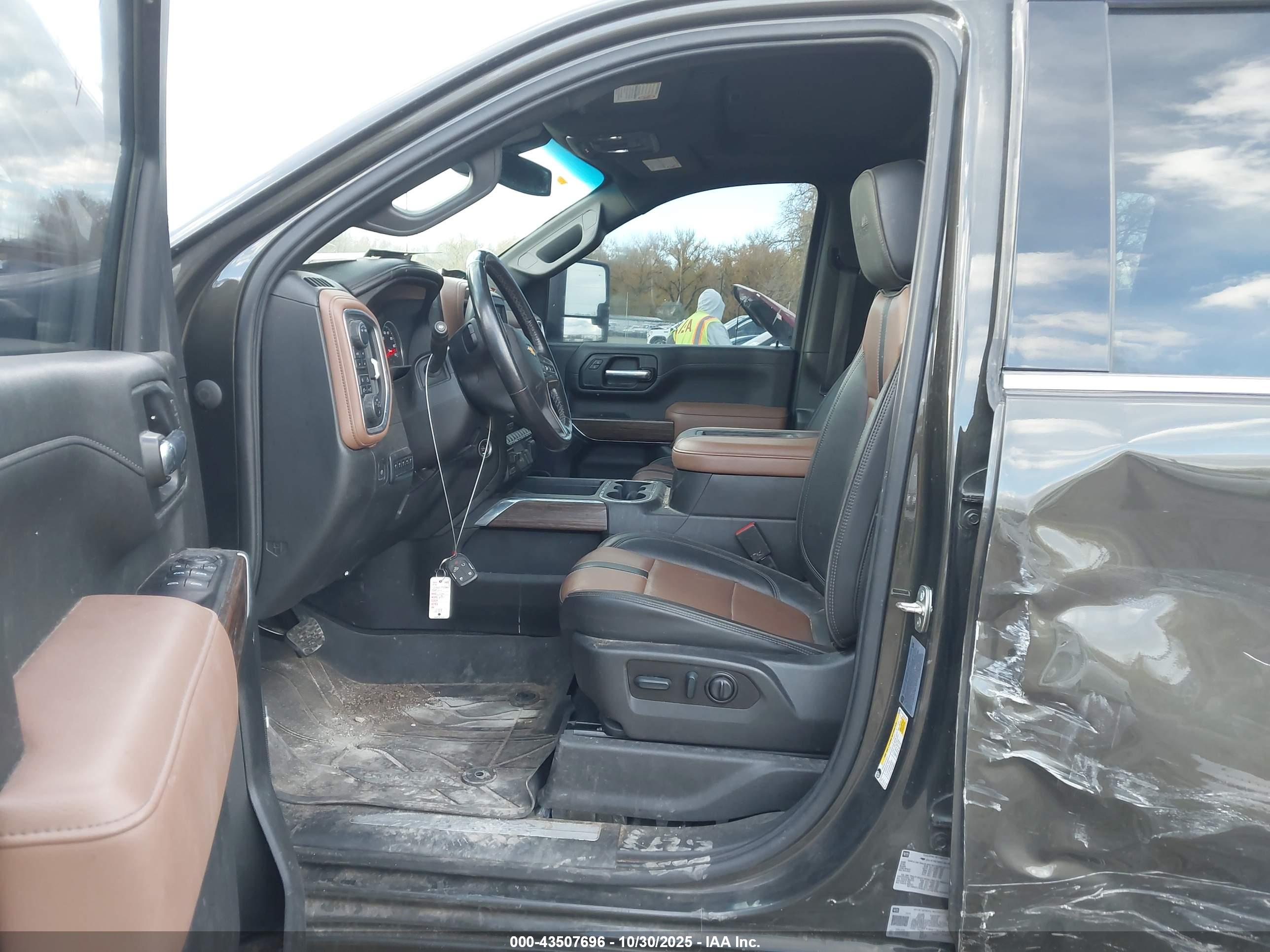 CHEVROLET SILVERADO image 8