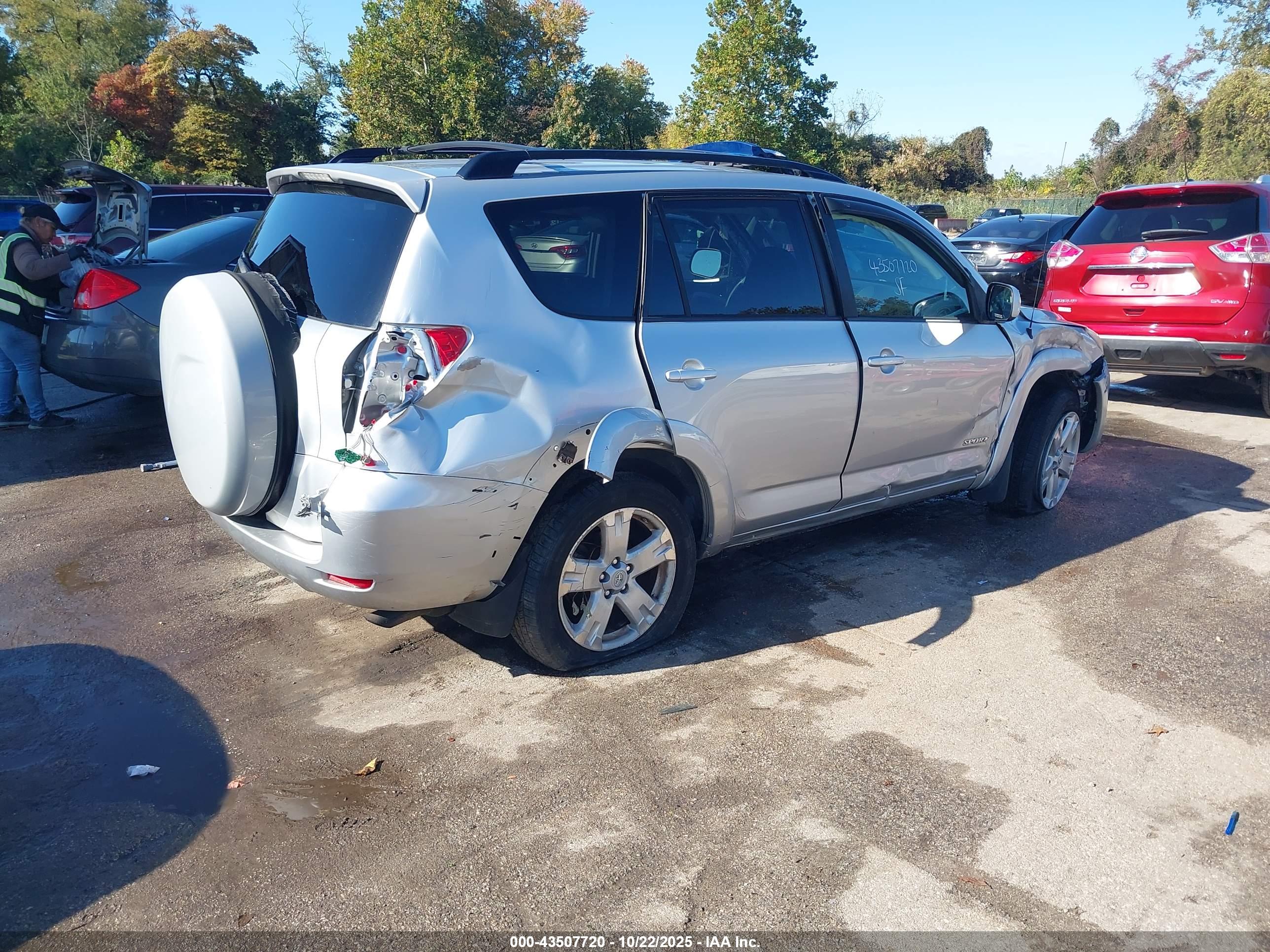 TOYOTA RAV4 image 4