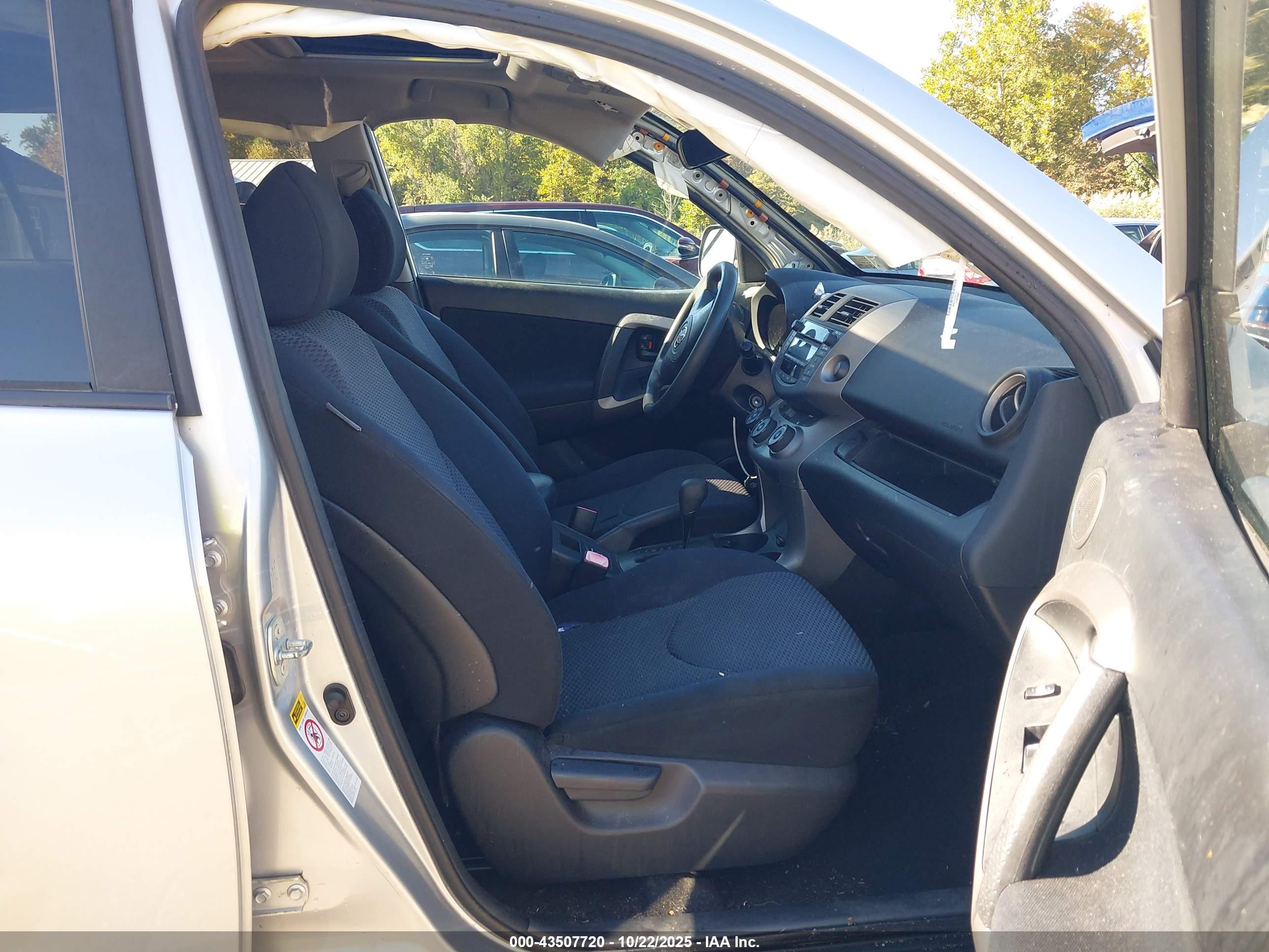 TOYOTA RAV4 image 5