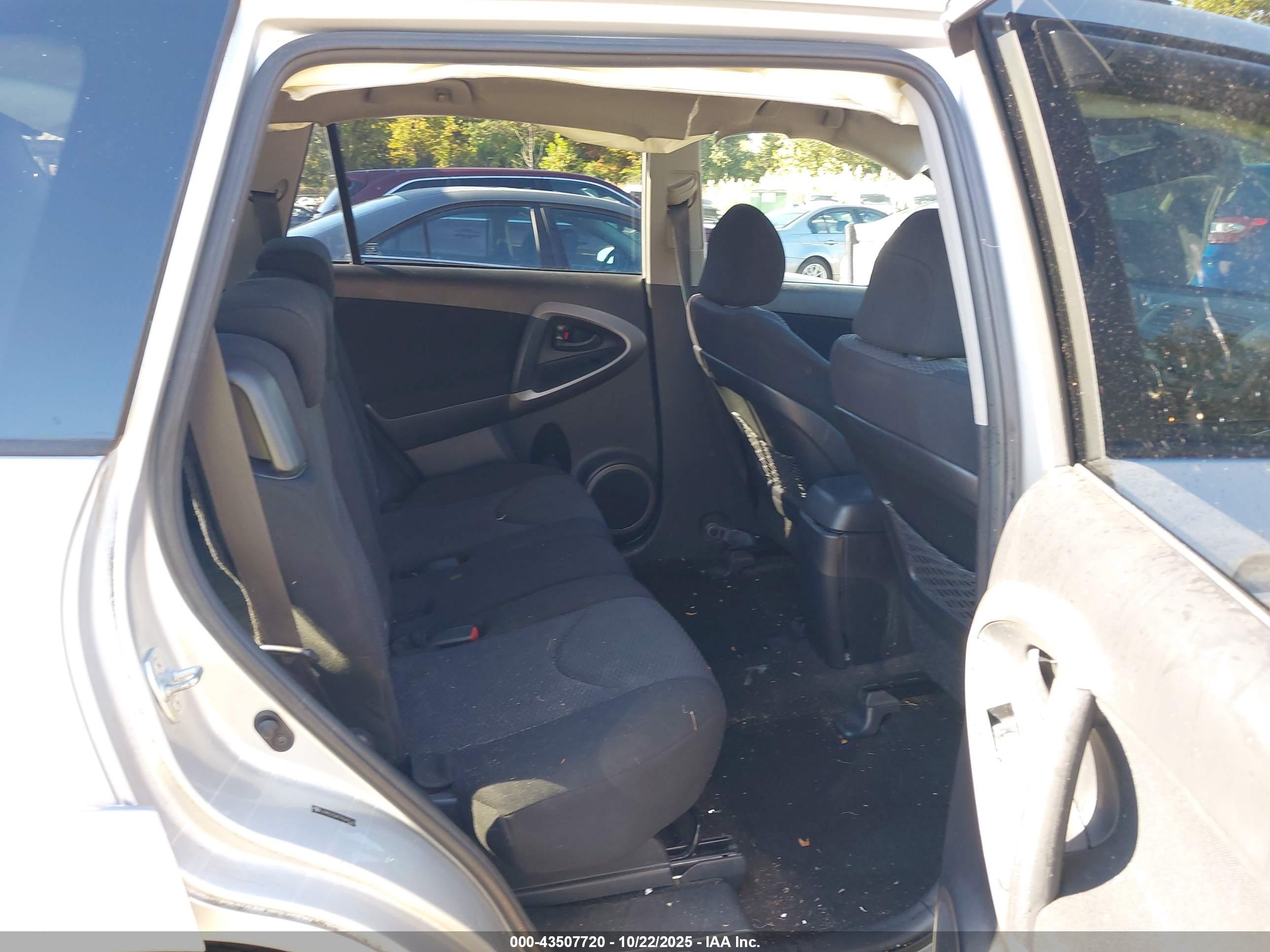 TOYOTA RAV4 image 8