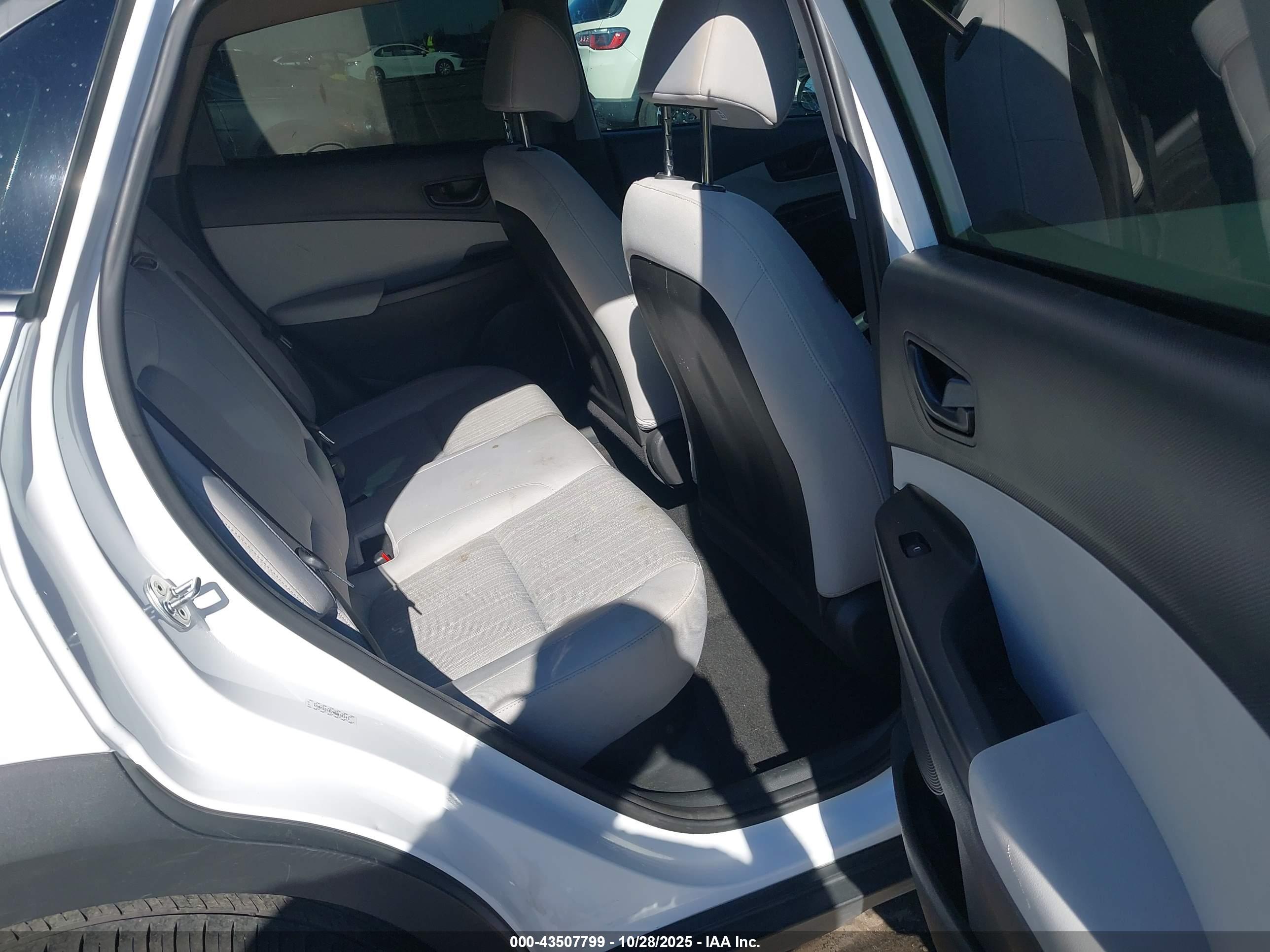 HYUNDAI KONA image 8