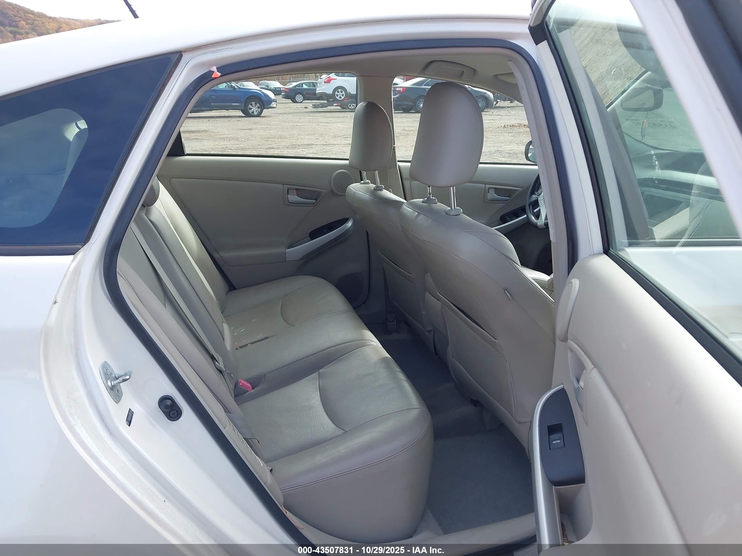 TOYOTA PRIUS image 8