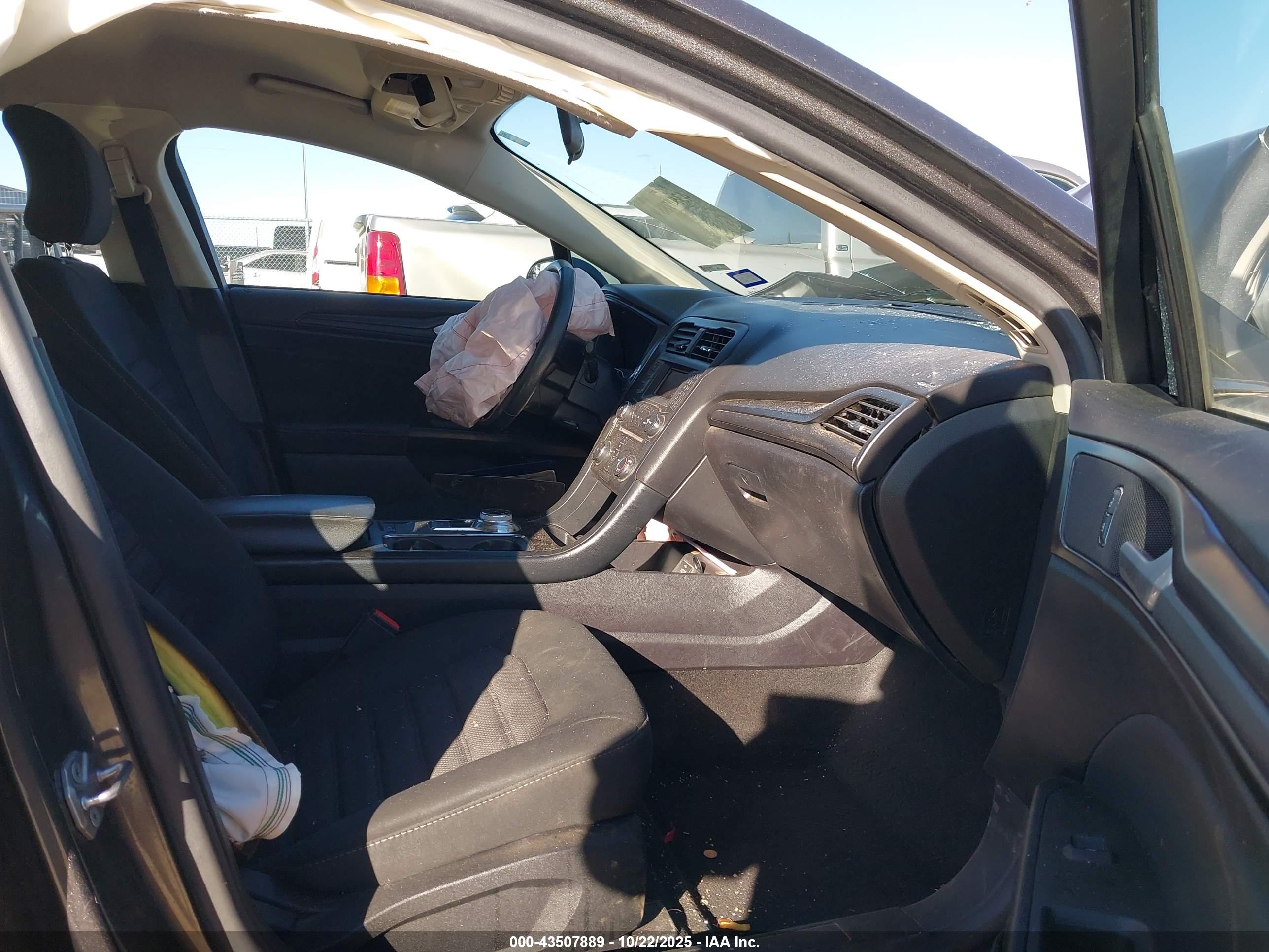FORD FUSION image 5