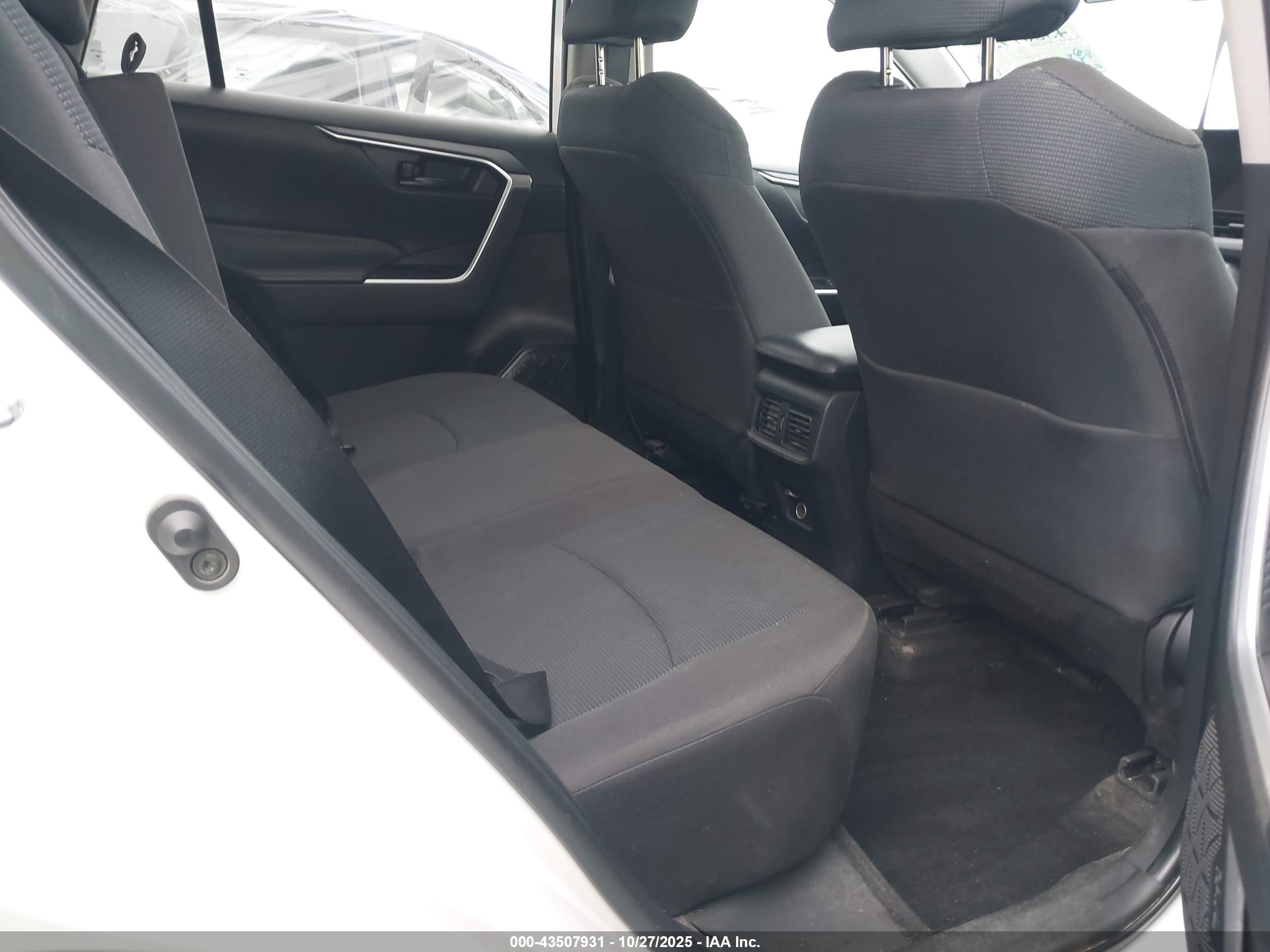 TOYOTA RAV4 image 8