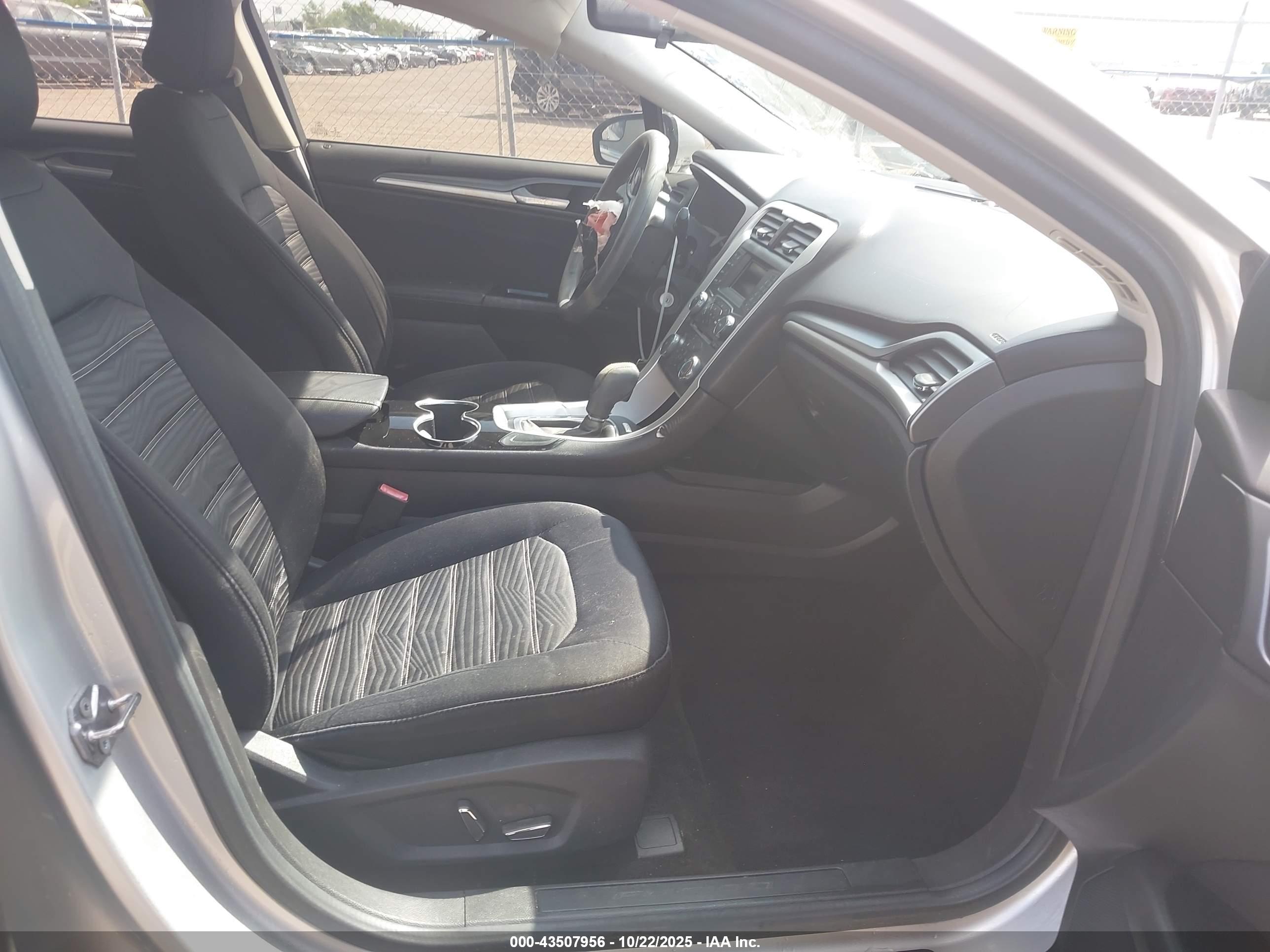 FORD FUSION image 5