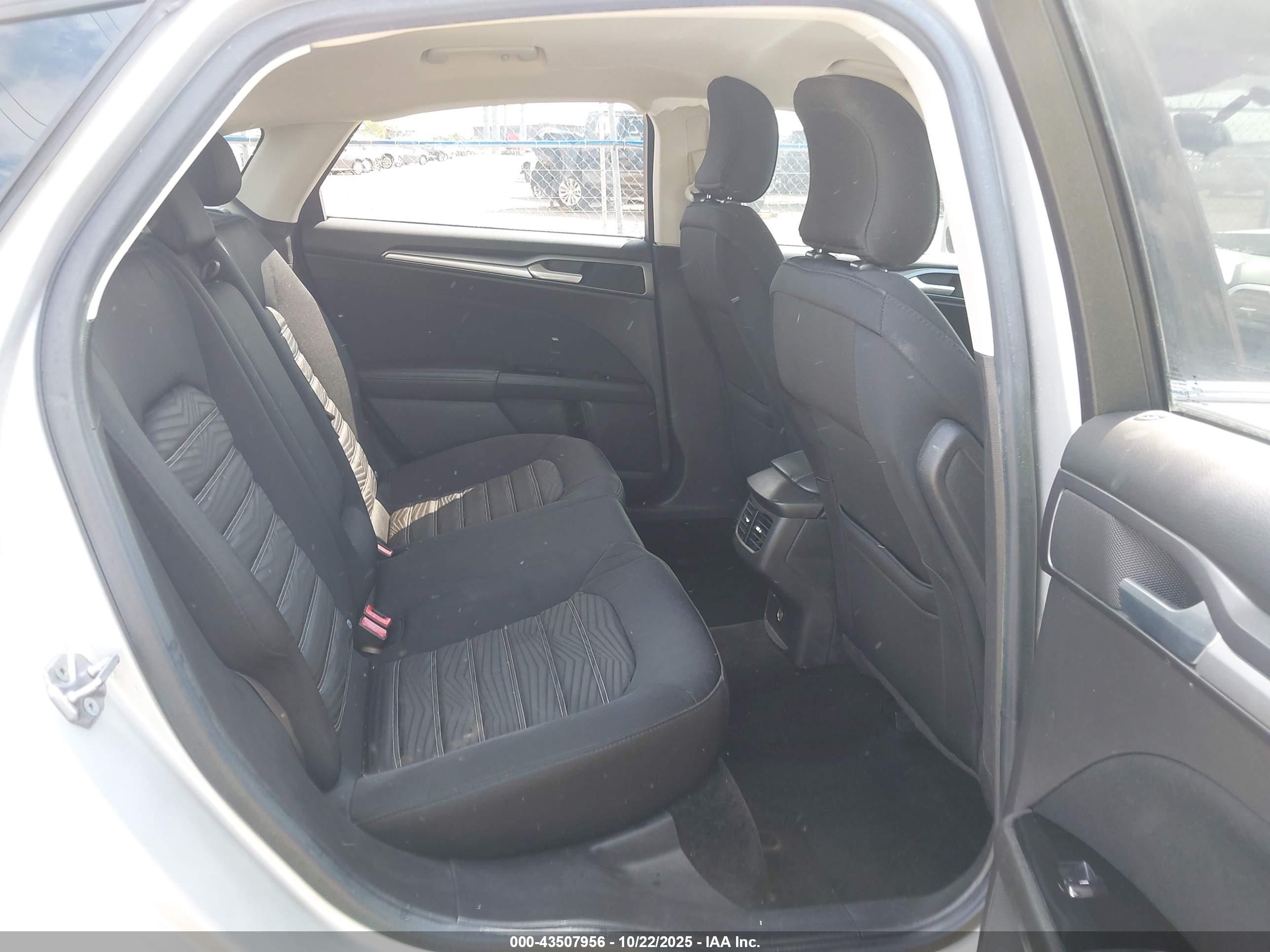 FORD FUSION image 8