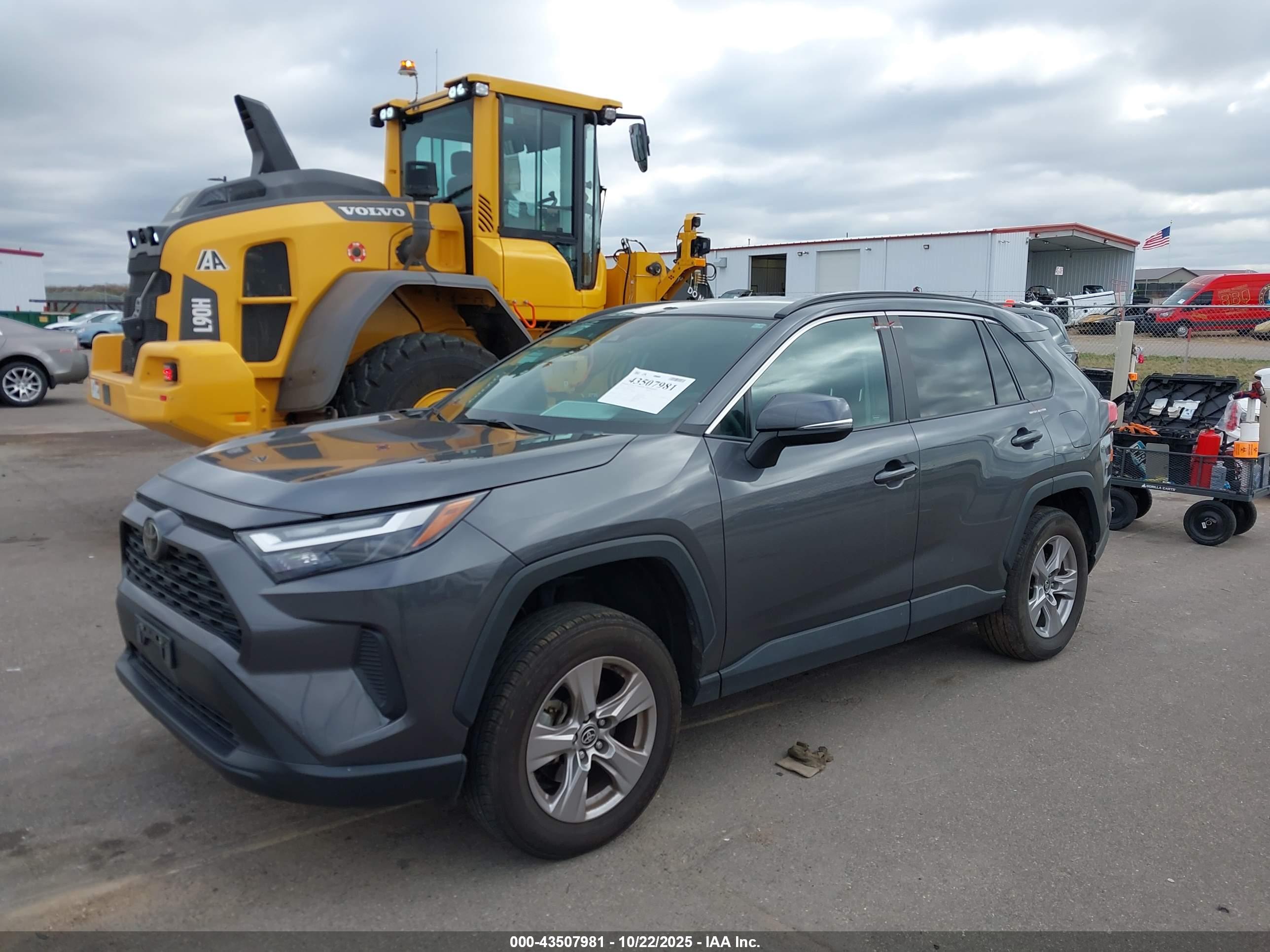 TOYOTA RAV4 image 2