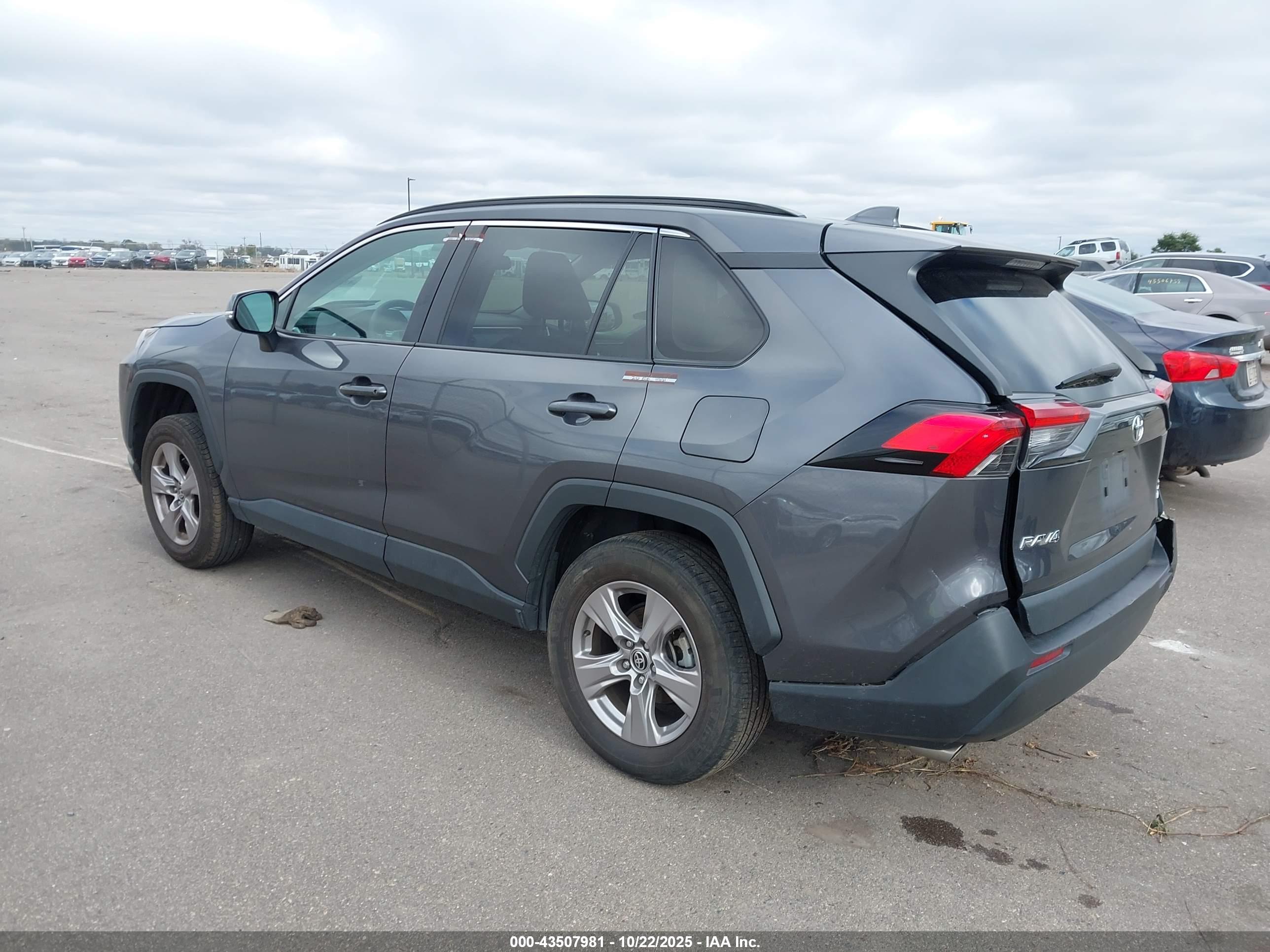 TOYOTA RAV4 image 3
