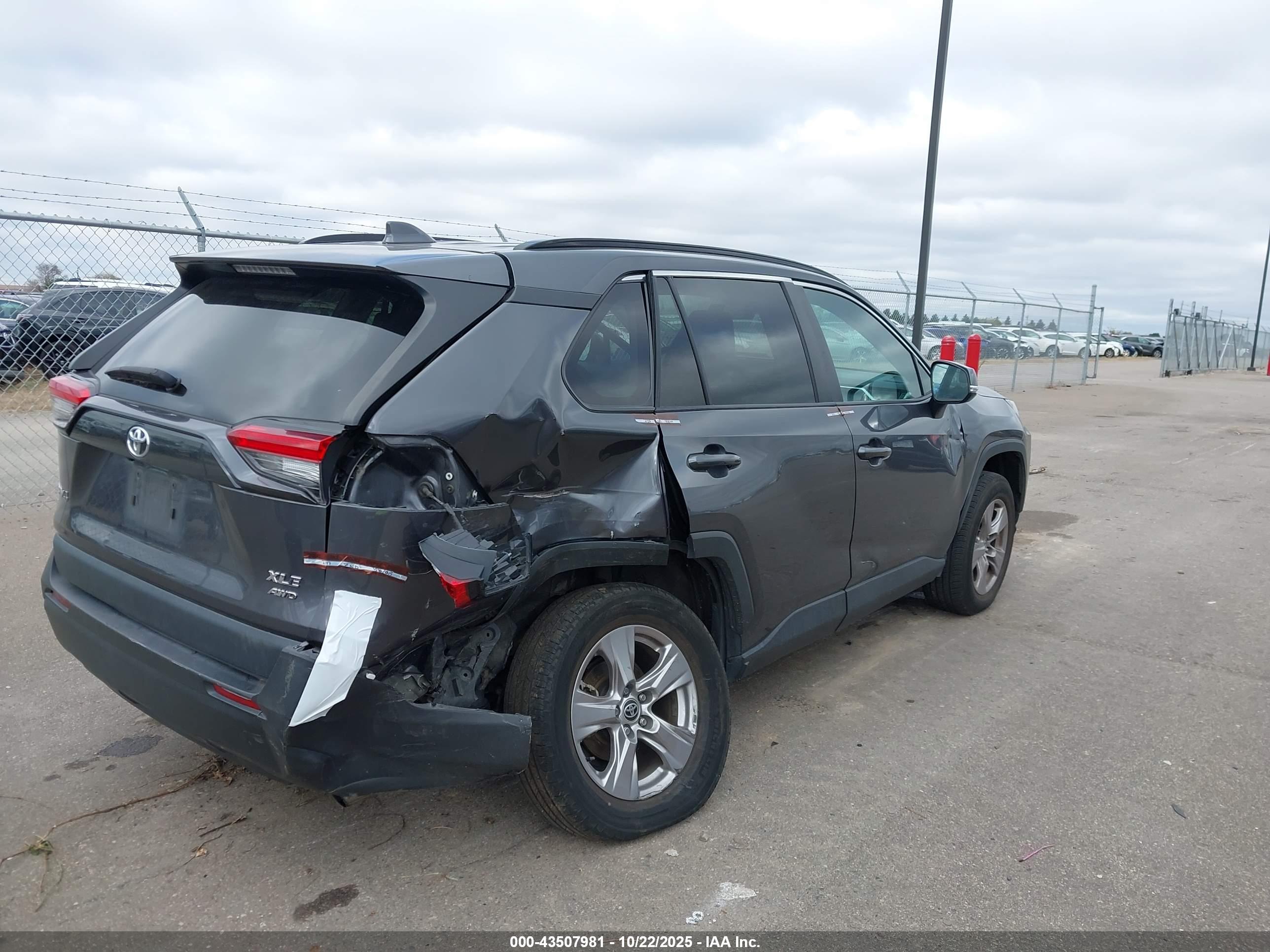 TOYOTA RAV4 image 6