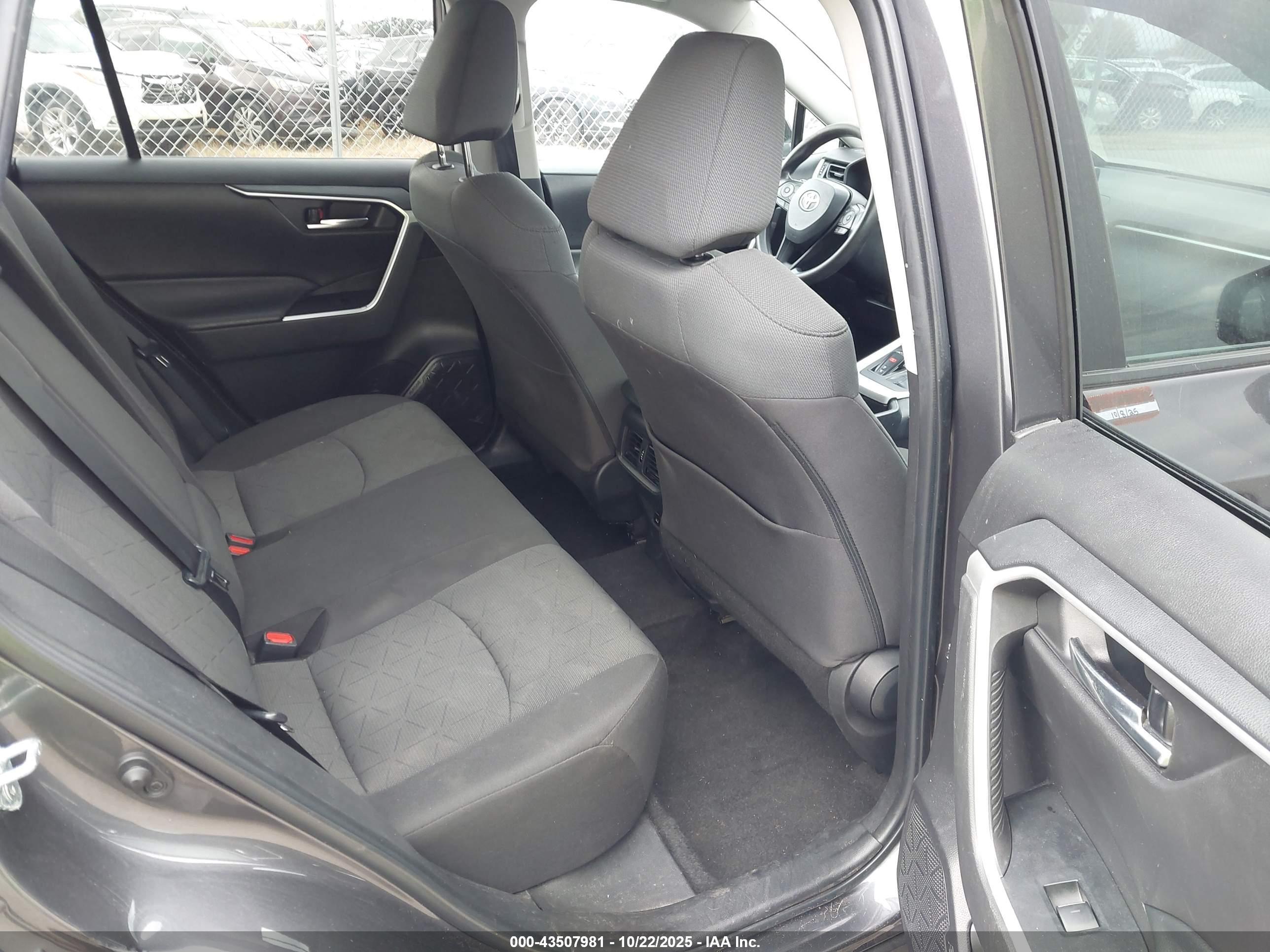 TOYOTA RAV4 image 8