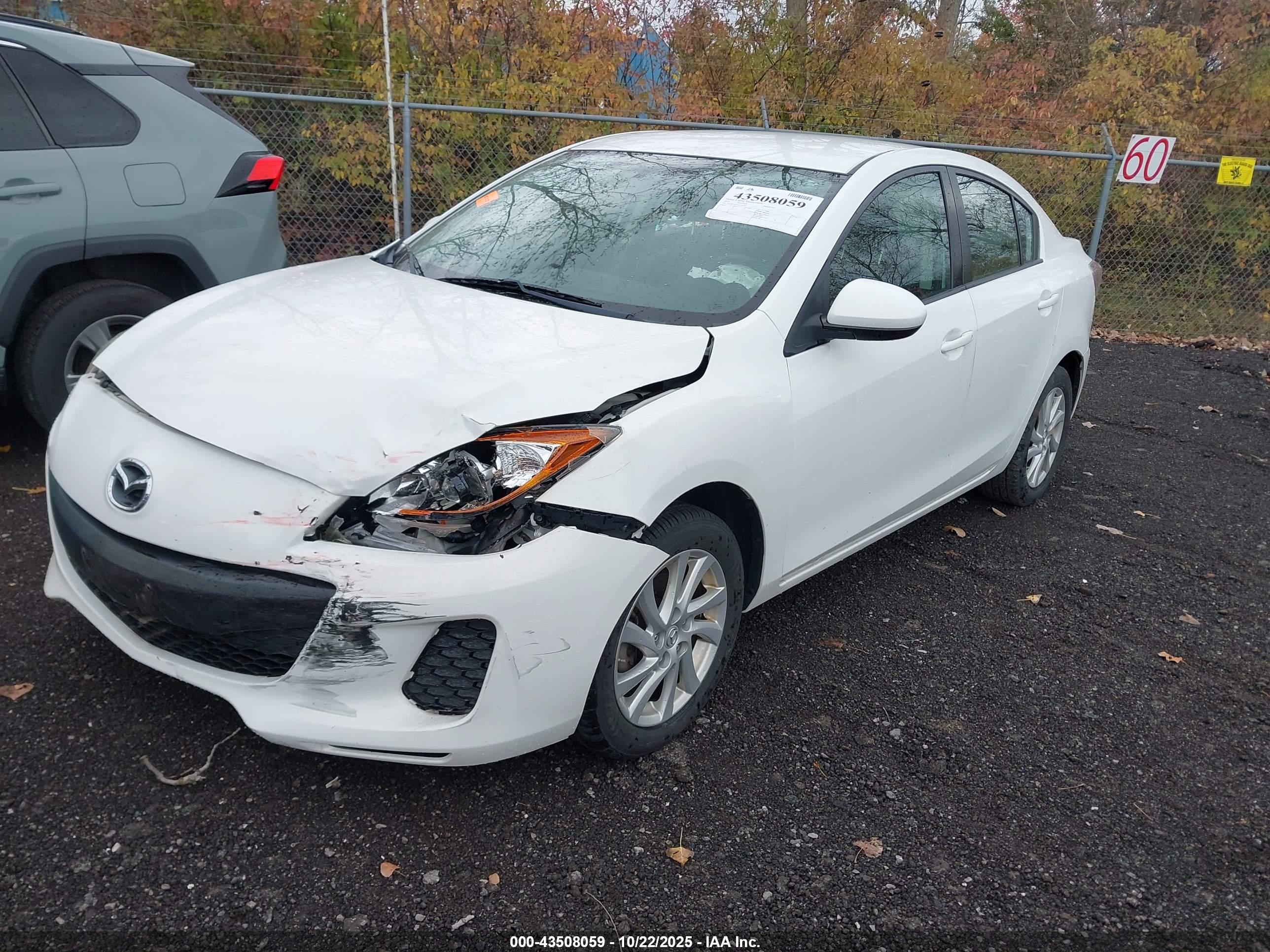 MAZDA MAZDA3 image 2
