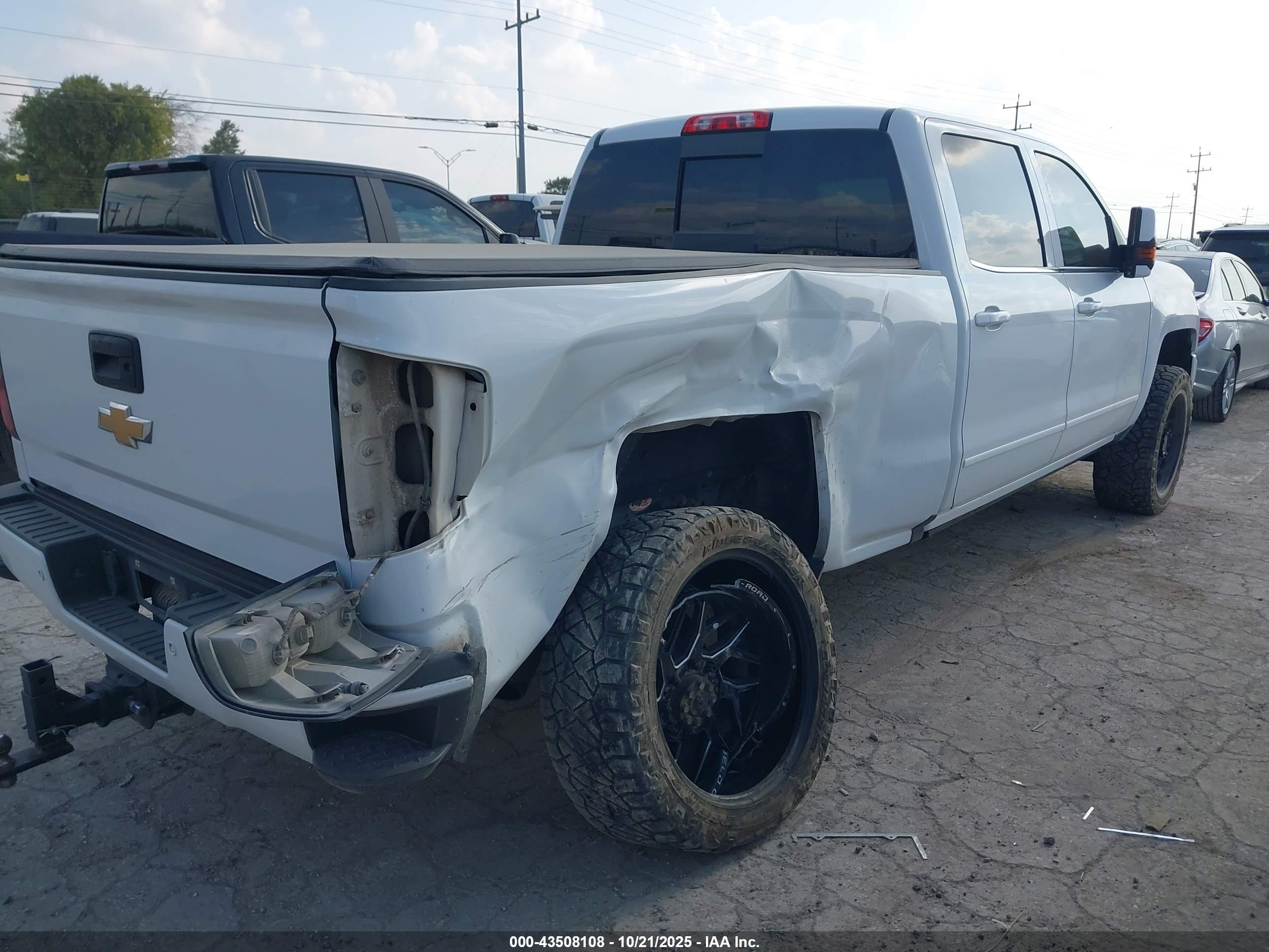 CHEVROLET SILVERADO image 4