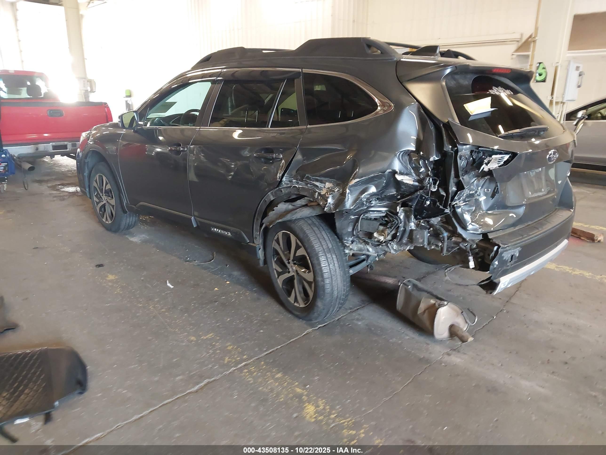 SUBARU OUTBACK image 3