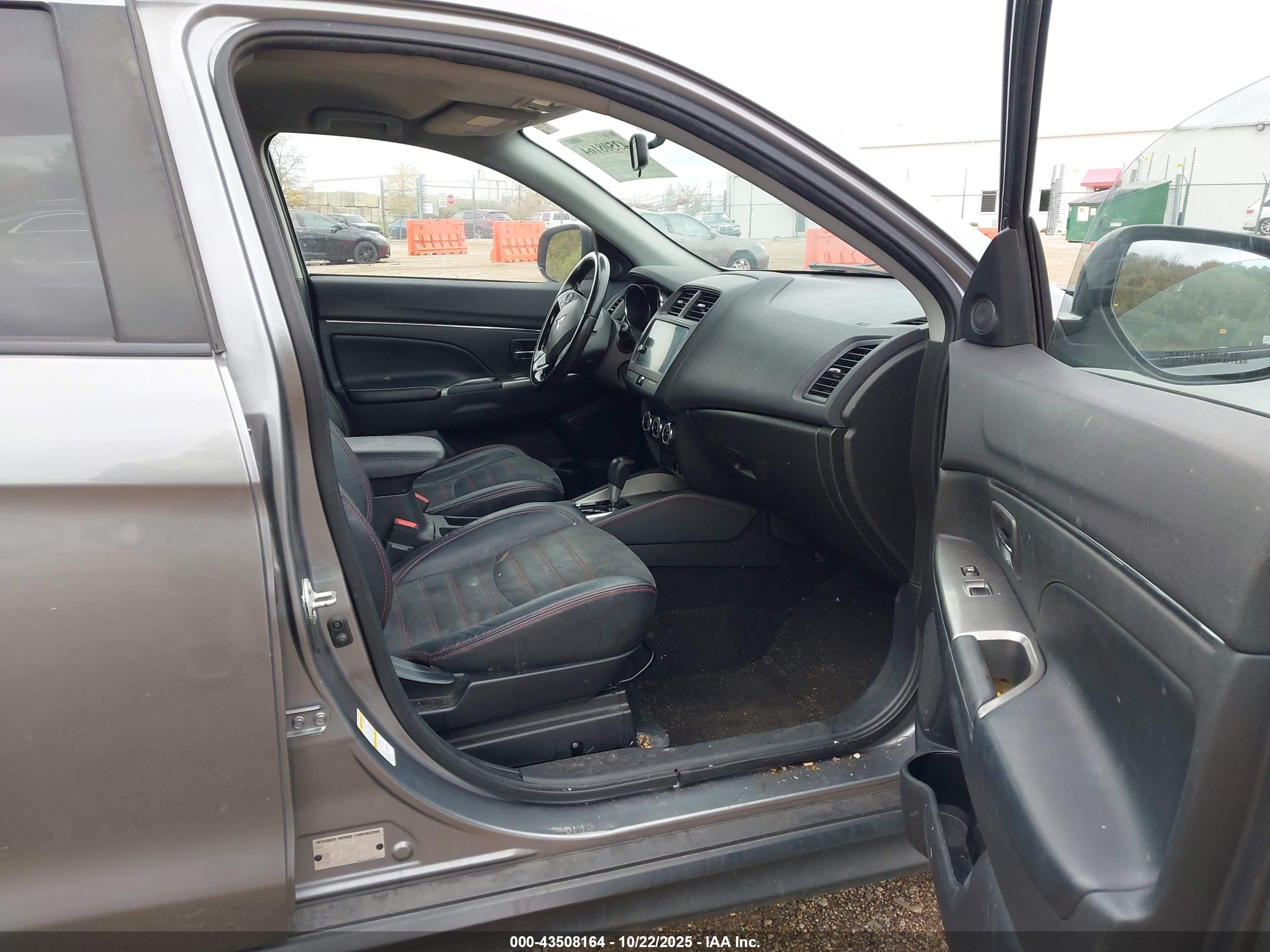 MITSUBISHI OUTLANDER image 5